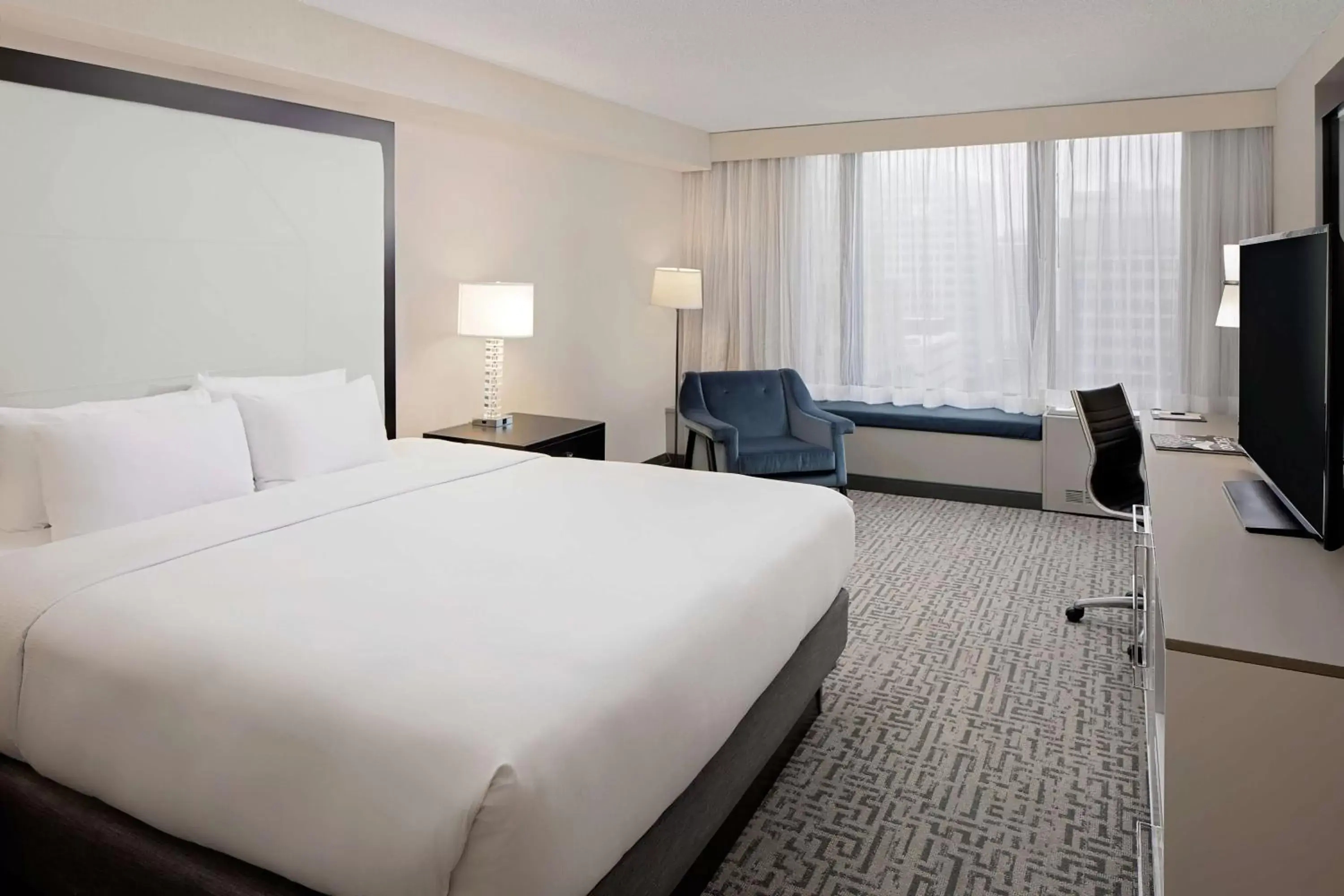 Bedroom, Bed in DoubleTree by Hilton Chicago Magnificent Mile