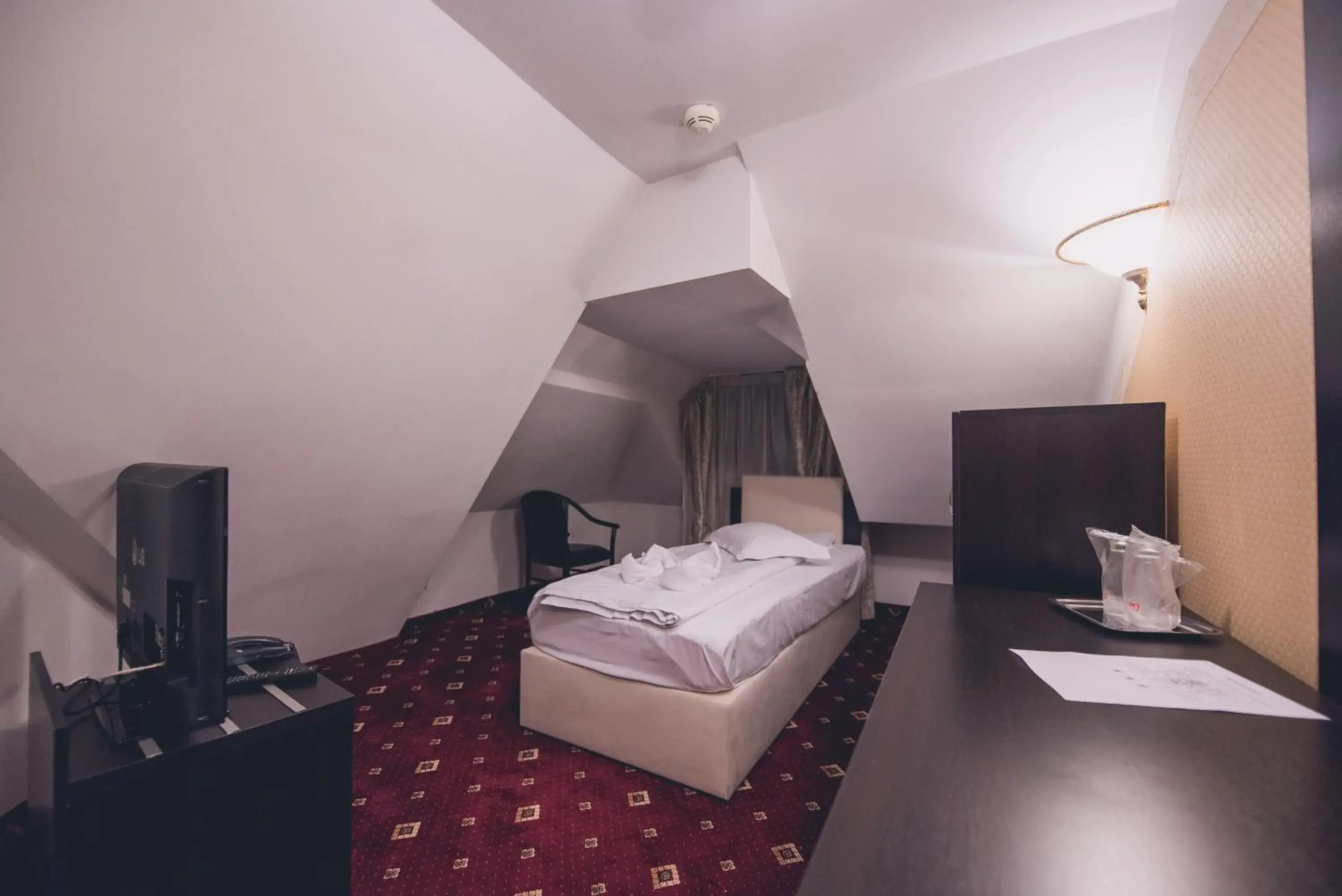 Communal lounge/ TV room, Bed in Hotel Bulevard Predeal