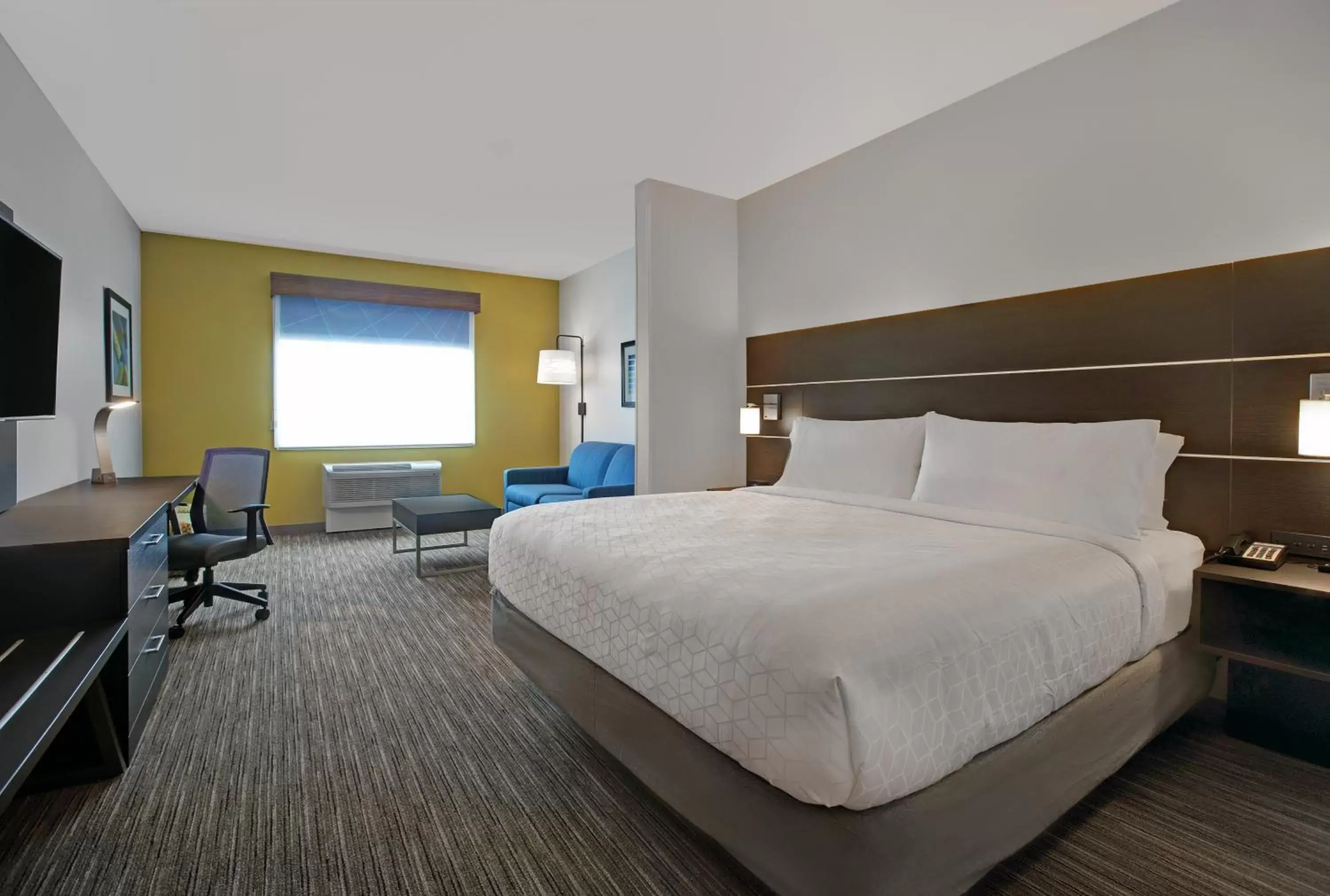 Bedroom, Bed in Holiday Inn Express & Suites - Milwaukee - Brookfield, an IHG Hotel