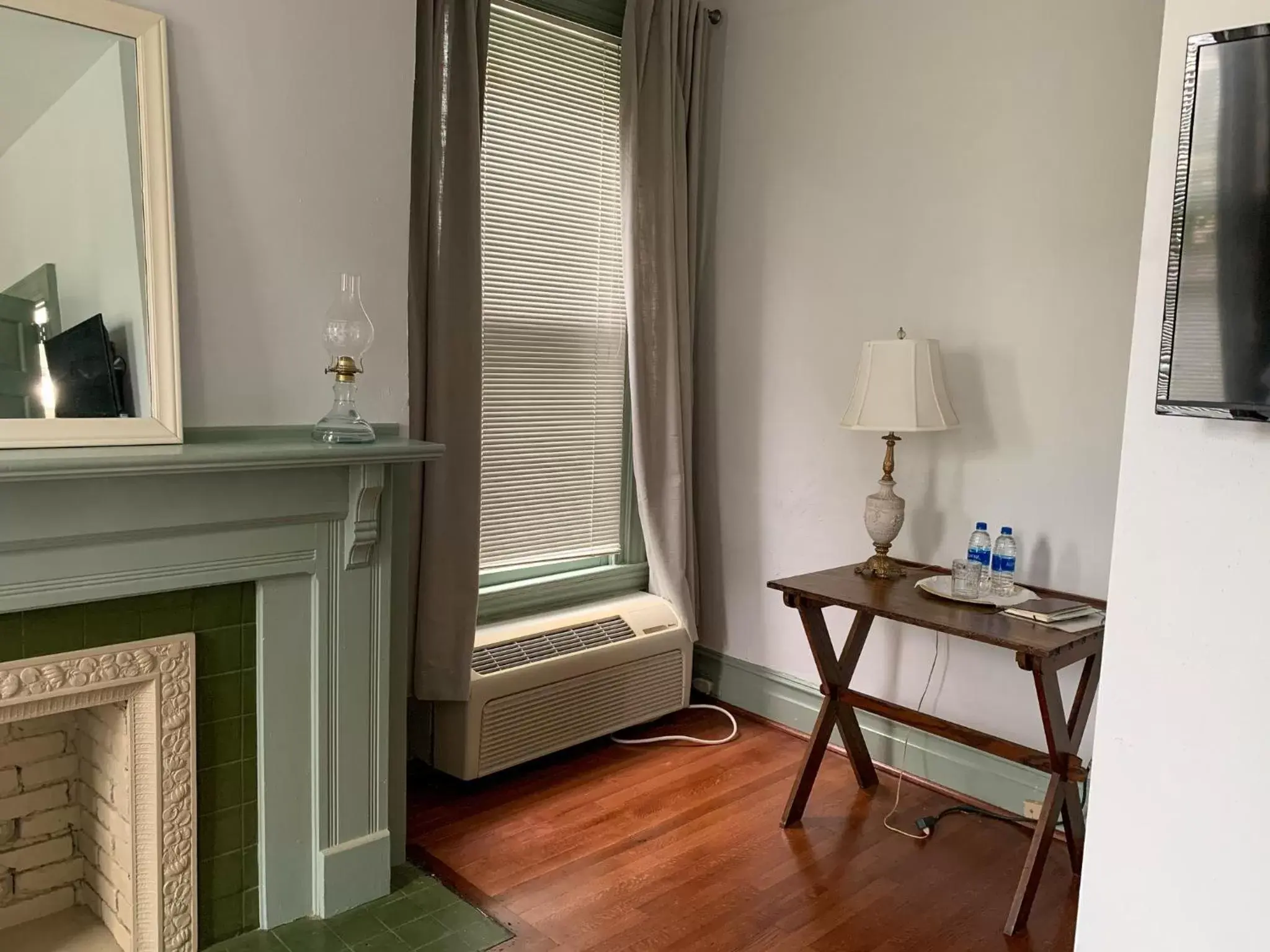 Seating area, TV/Entertainment Center in Meadows Inn