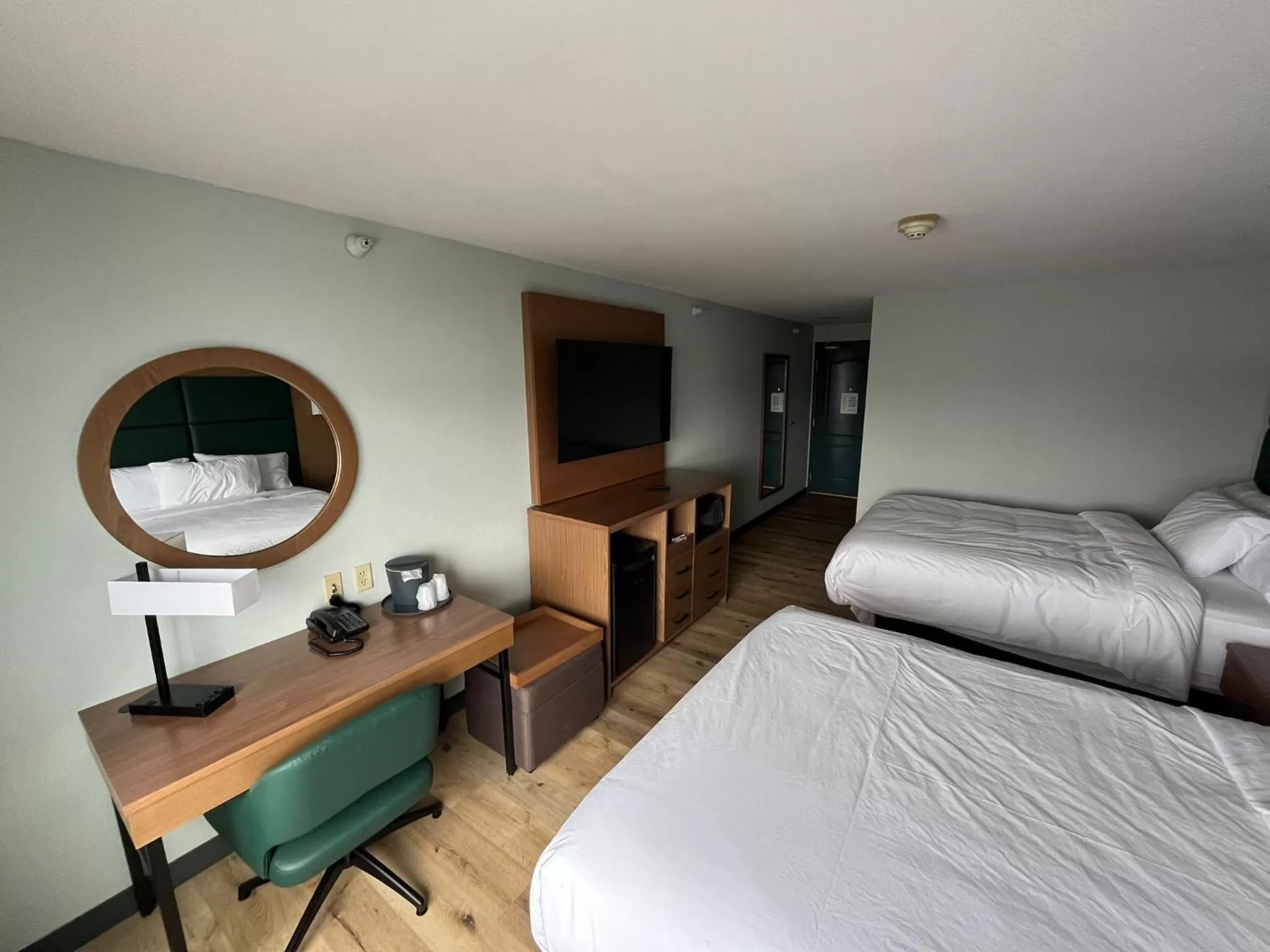 Photo of the whole room, Bed in Wingate By Wyndham Mansfield Ontario