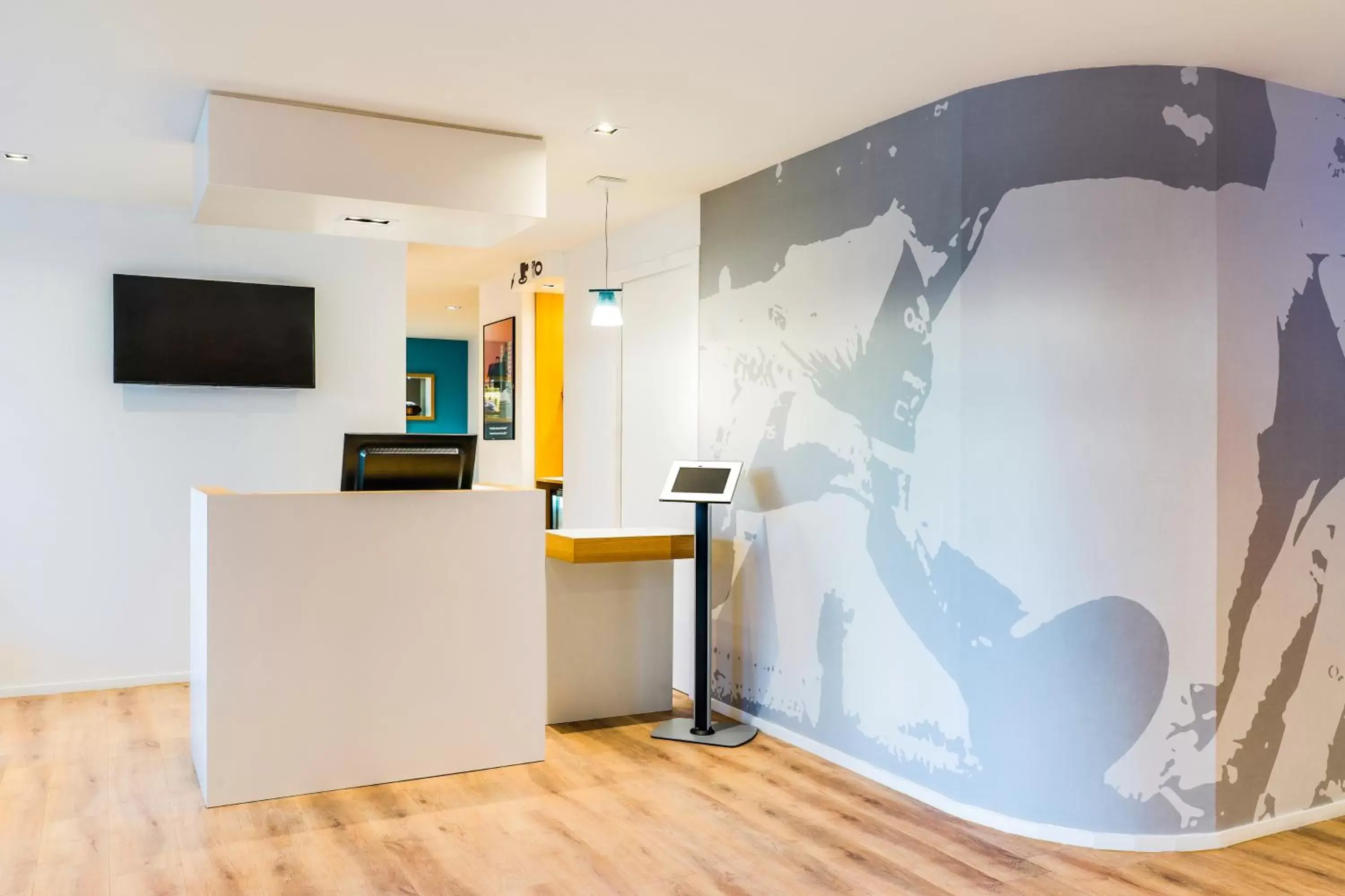 Lobby or reception, TV/Entertainment Center in ibis Styles Toulouse Nord Sesquieres