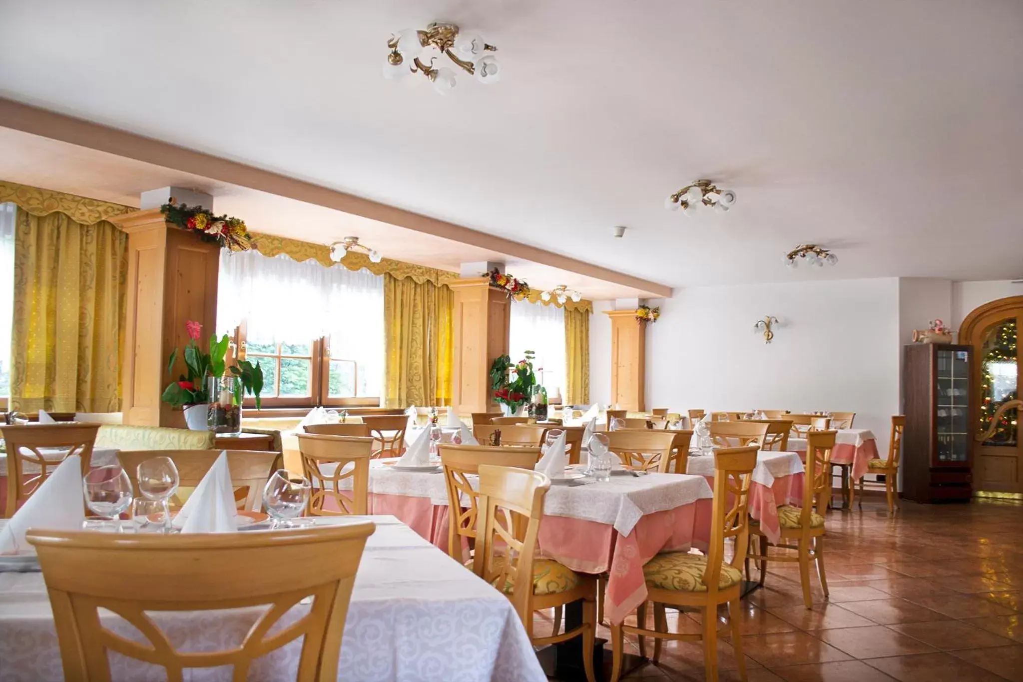 Restaurant/Places to Eat in Hotel Villa Fosine