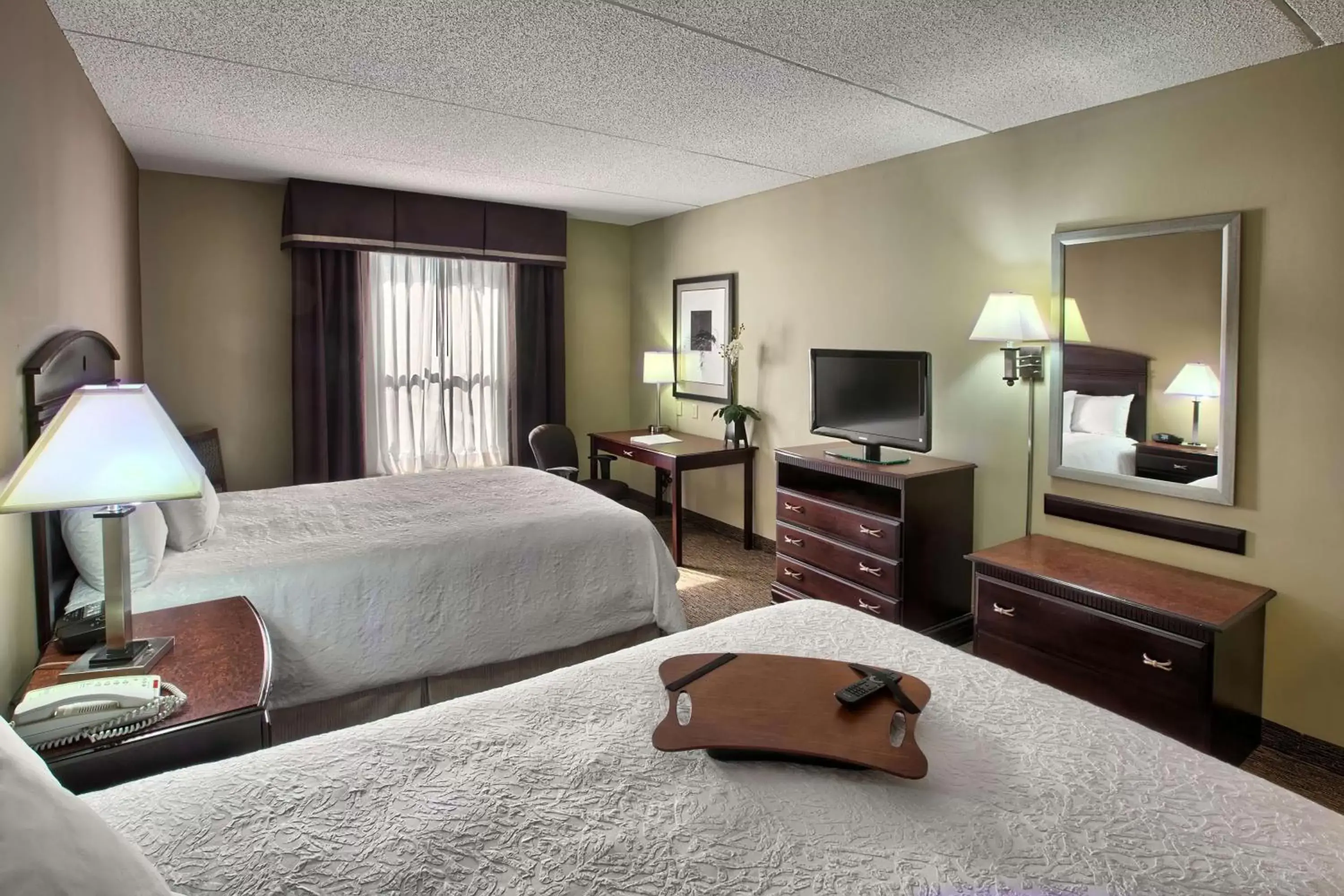 Bed, TV/Entertainment Center in Hampton Inn & Suites Burlington