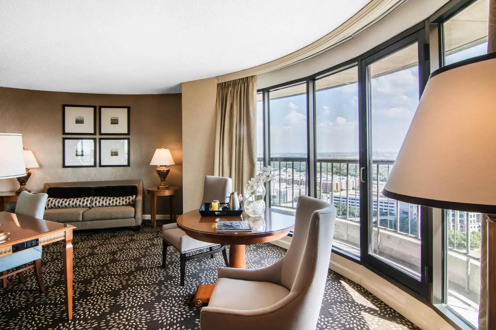 Photo of the whole room, Seating Area in Omni Las Colinas Hotel