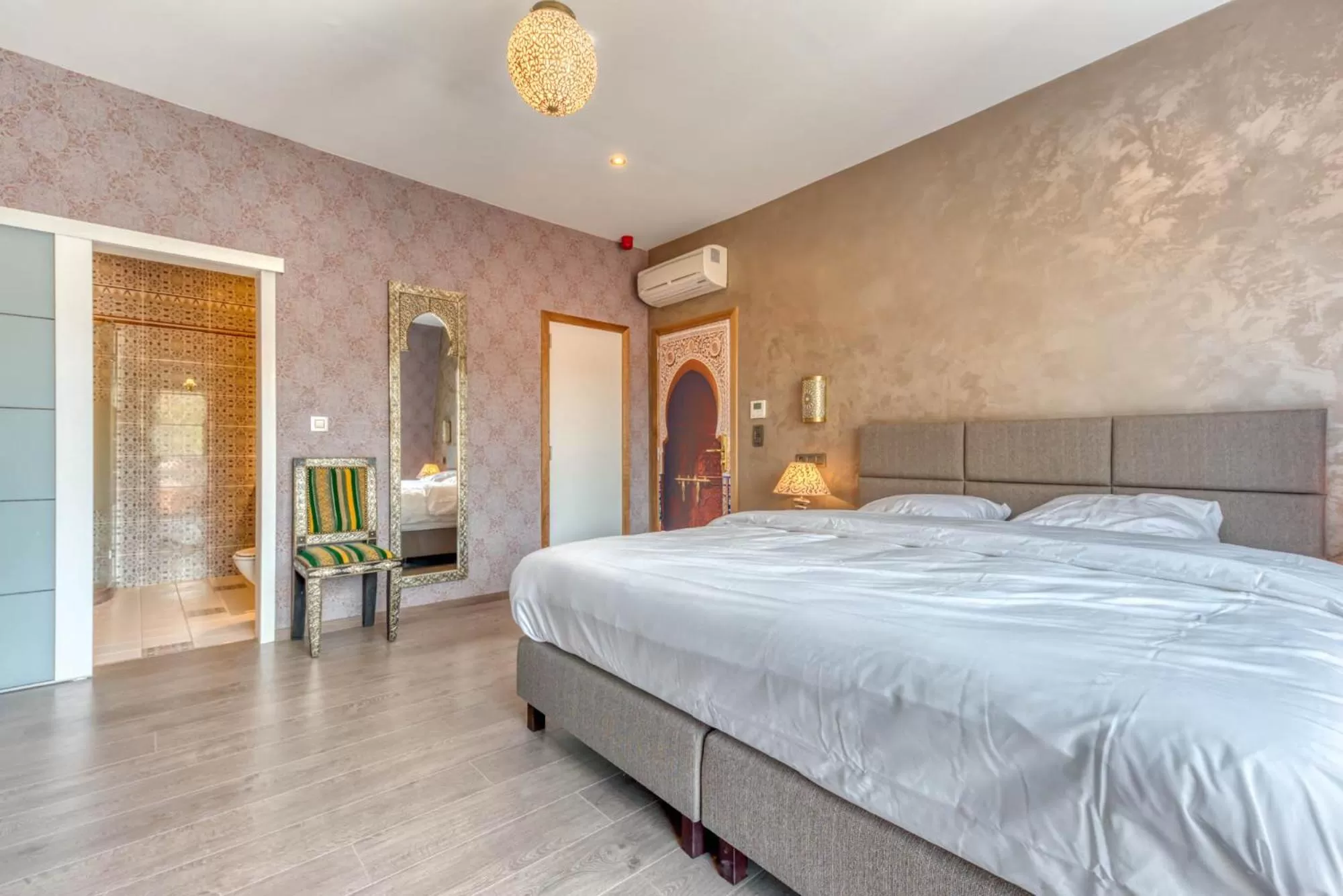 Photo of the whole room, Bed in Ryad Mogador Liège