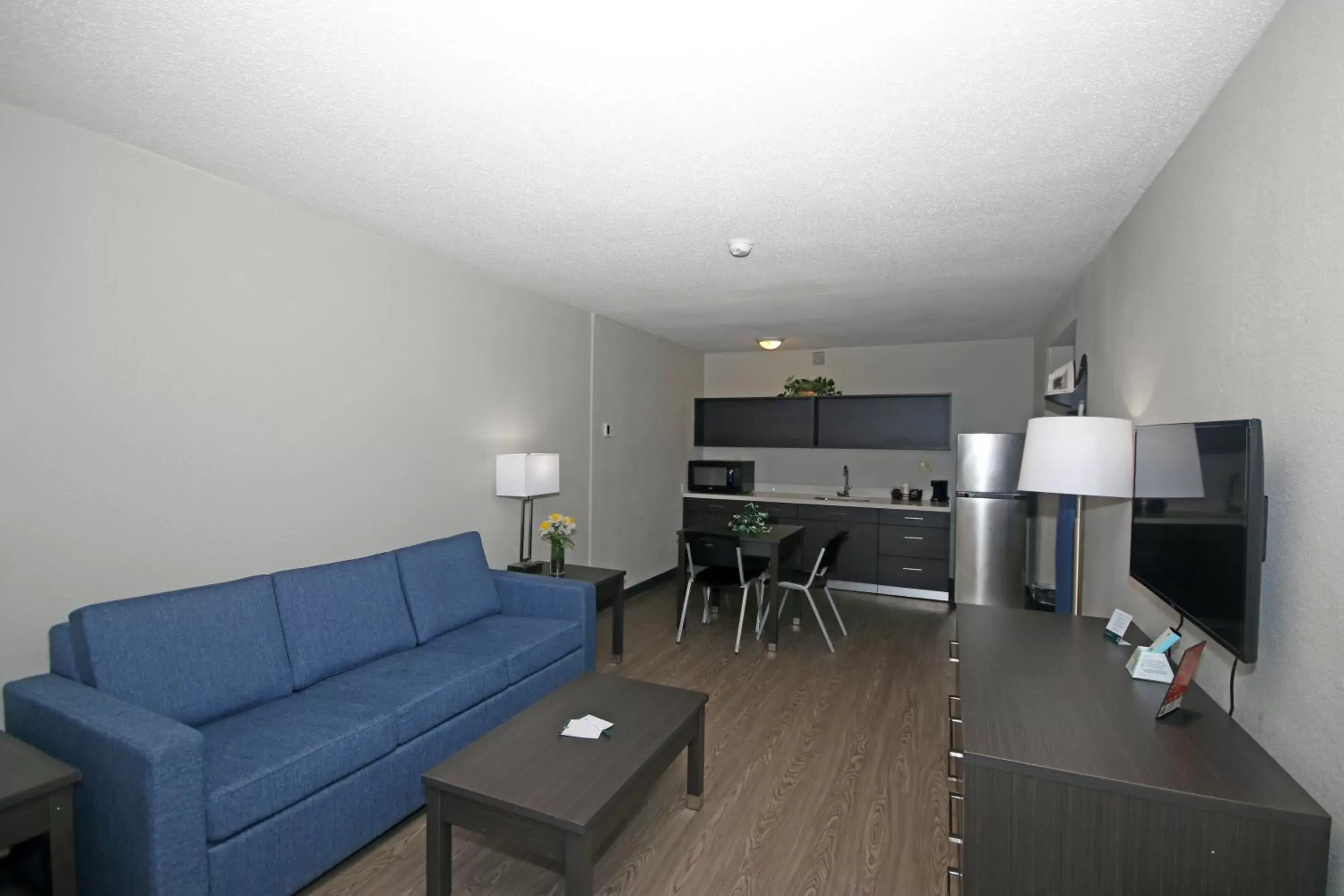 Kitchen or kitchenette, Seating Area in Clarion Pointe Statesville