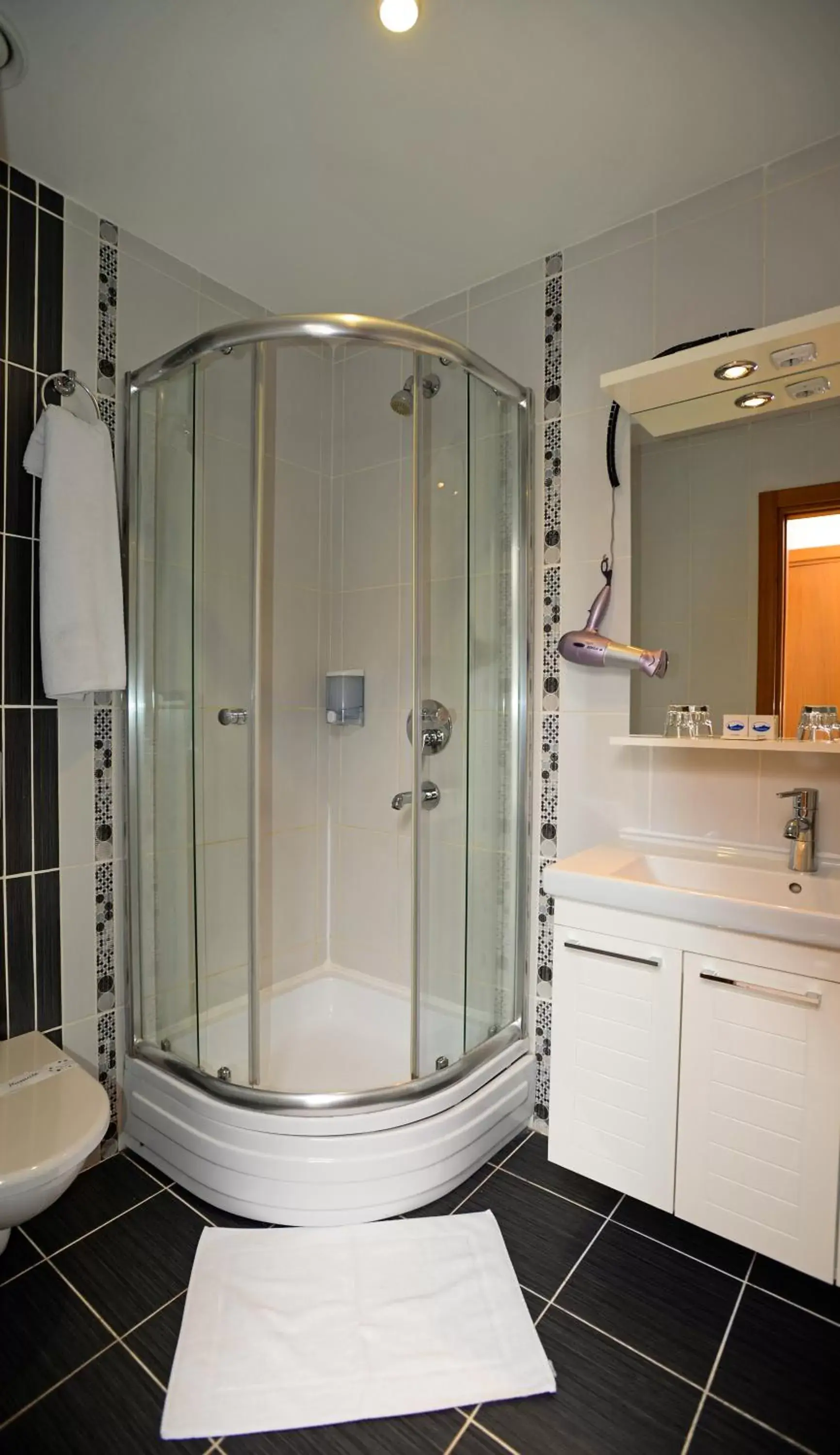Shower, Bathroom in Retropera Hotel