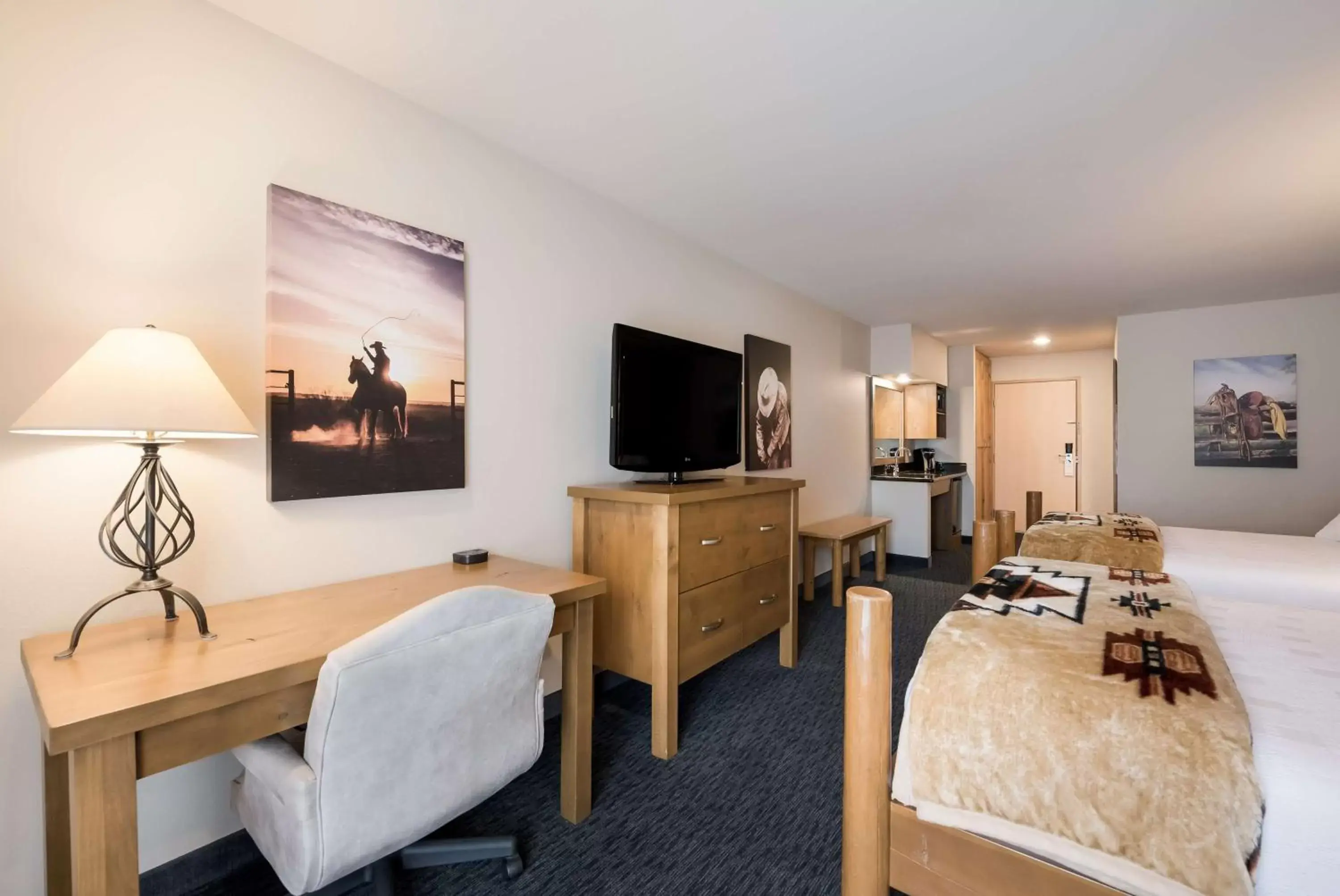 Bedroom, TV/Entertainment Center in Best Western Plus Kentwood Lodge