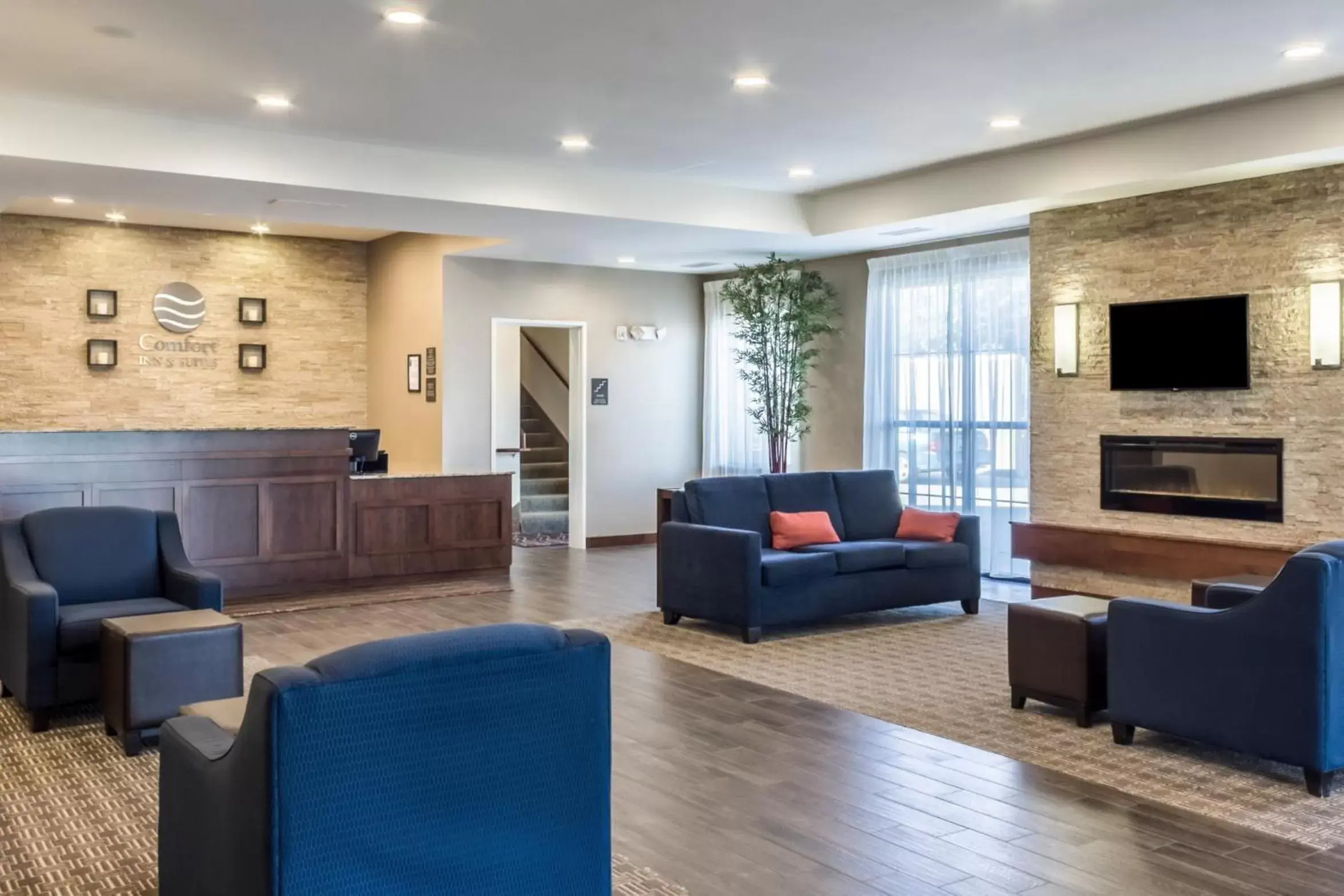 Communal lounge/ TV room, Seating Area in Comfort Inn & Suites Avera Southwest