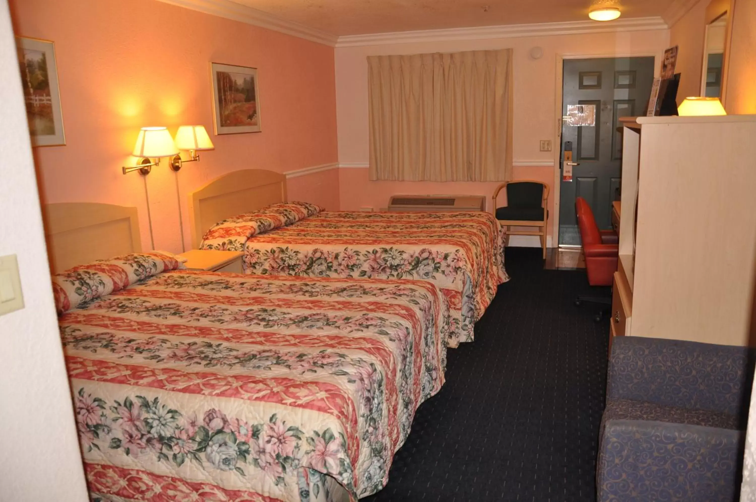 Photo of the whole room, Bed in Super 8 by Wyndham Hayward Downtown
