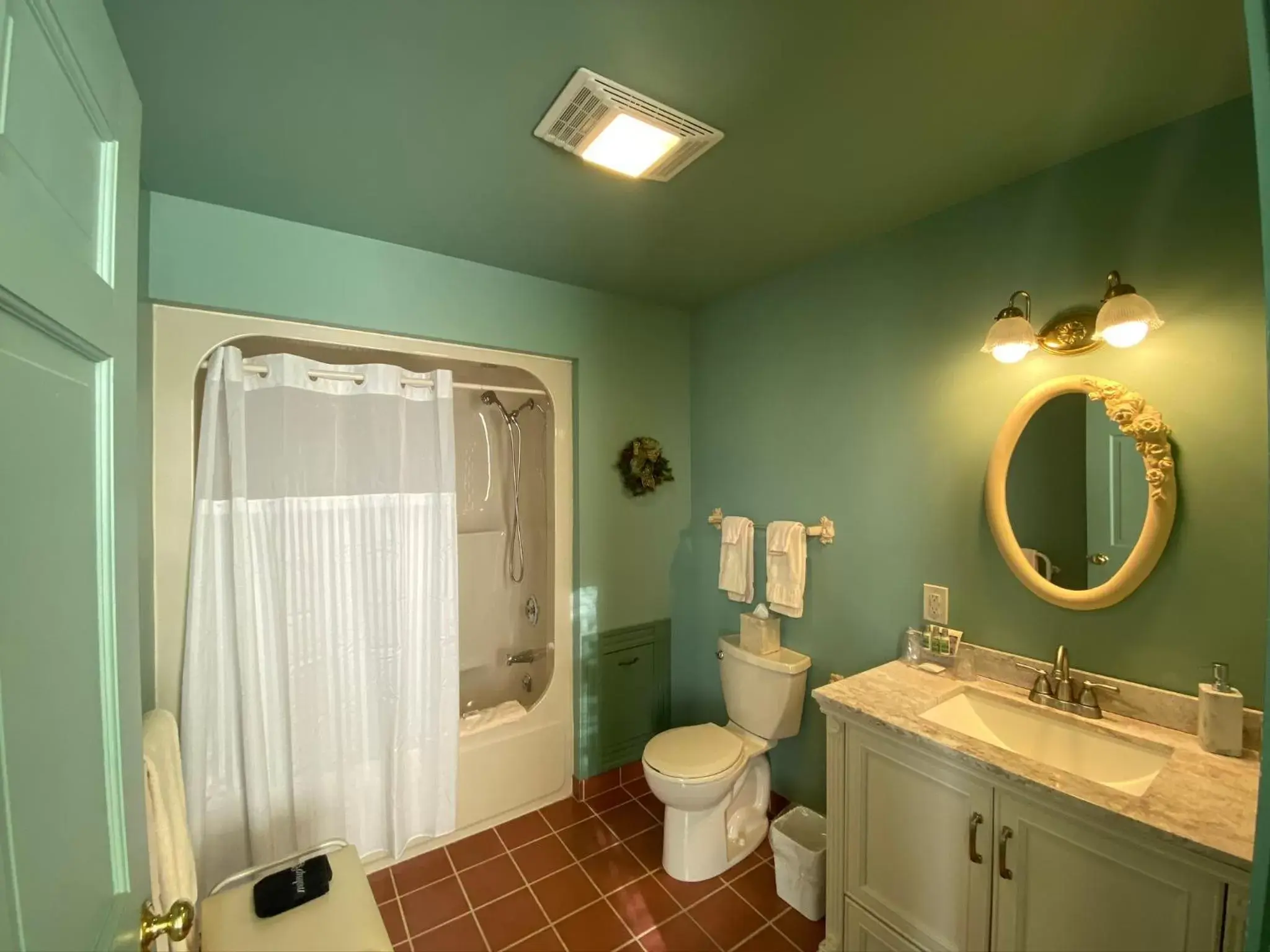 Shower, Bathroom in Chambery Inn