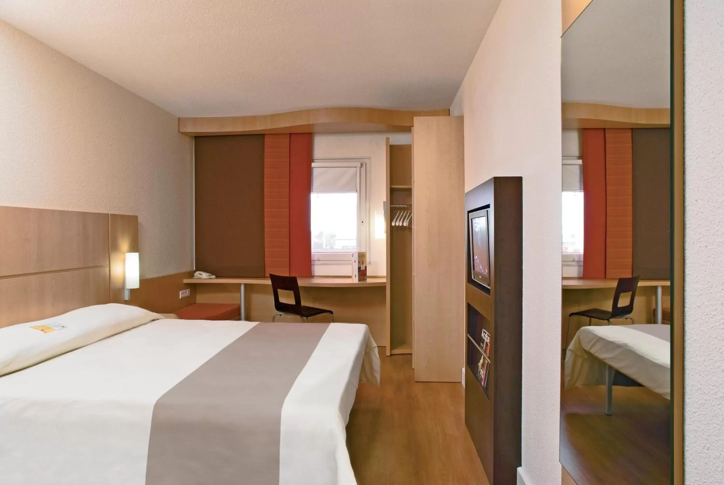 Photo of the whole room, Bed in ibis Aubenas Photo of the whole room, Bed in ibis Aubenas