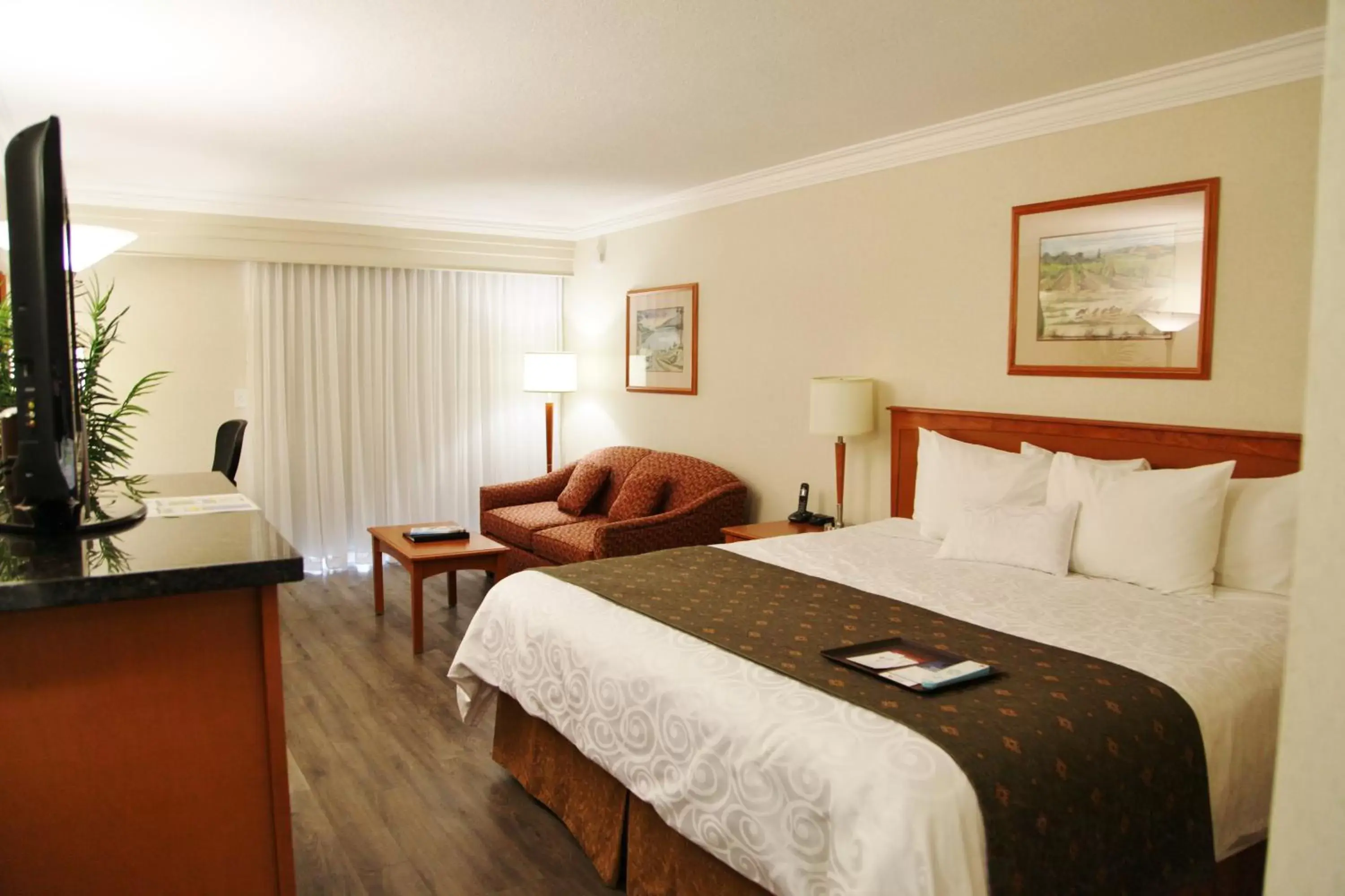 Bedroom, Bed in Best Western Plus Kelowna Hotel & Suites