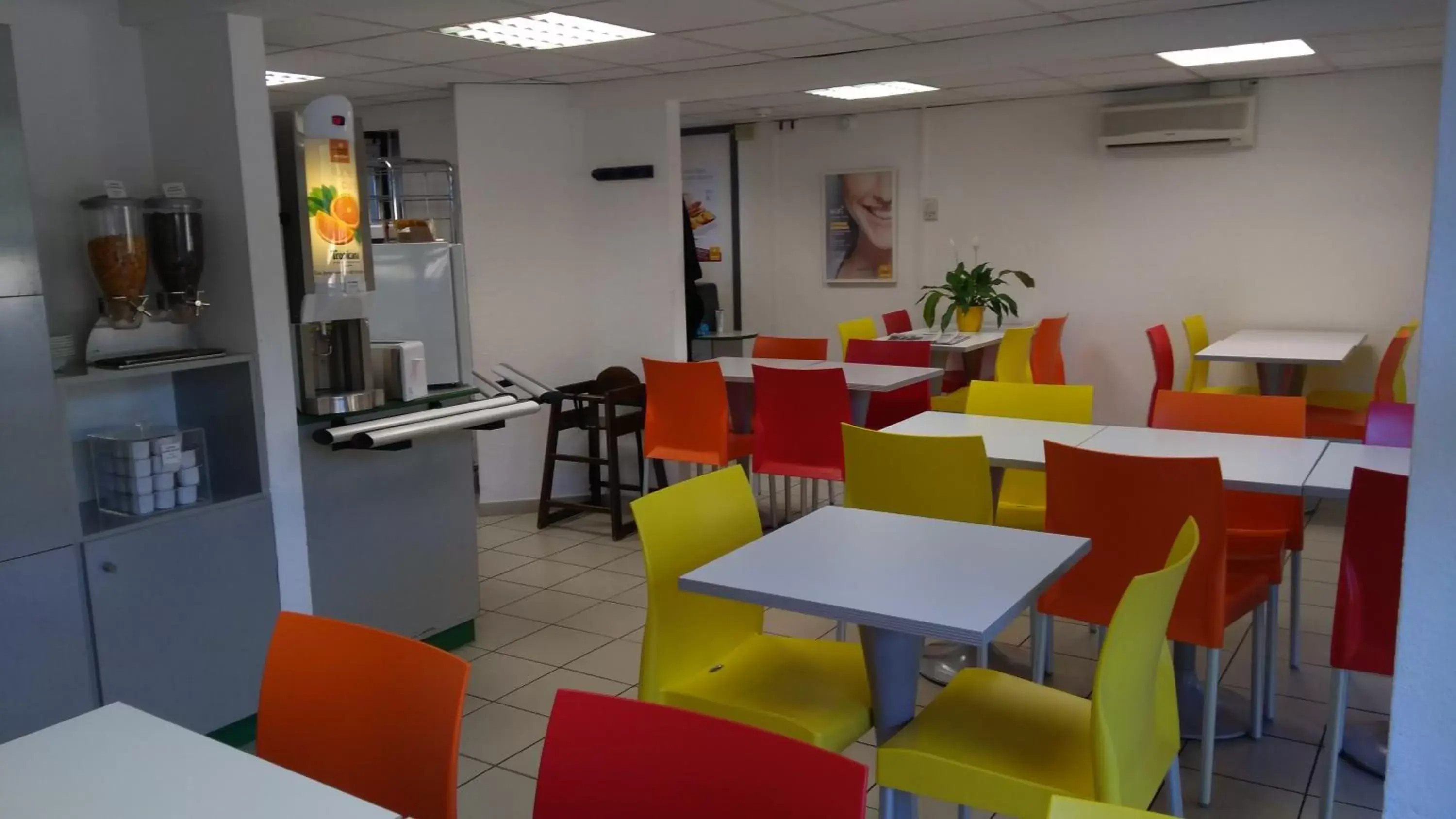 Area and facilities, Restaurant/Places to Eat in Premiere Classe La Rochelle Sud - Angoulins