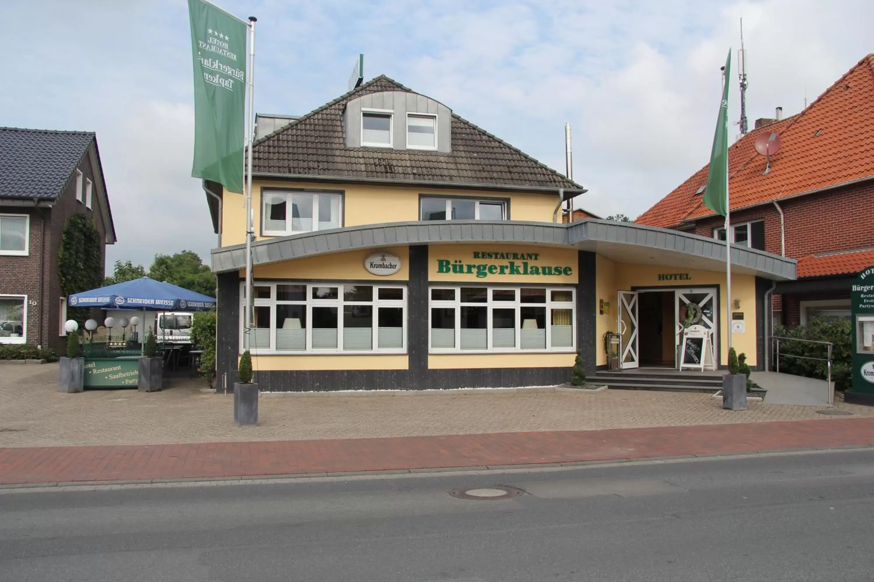 Facade/entrance, Property Building in Hotel Restaurant Bürgerklause Tapken