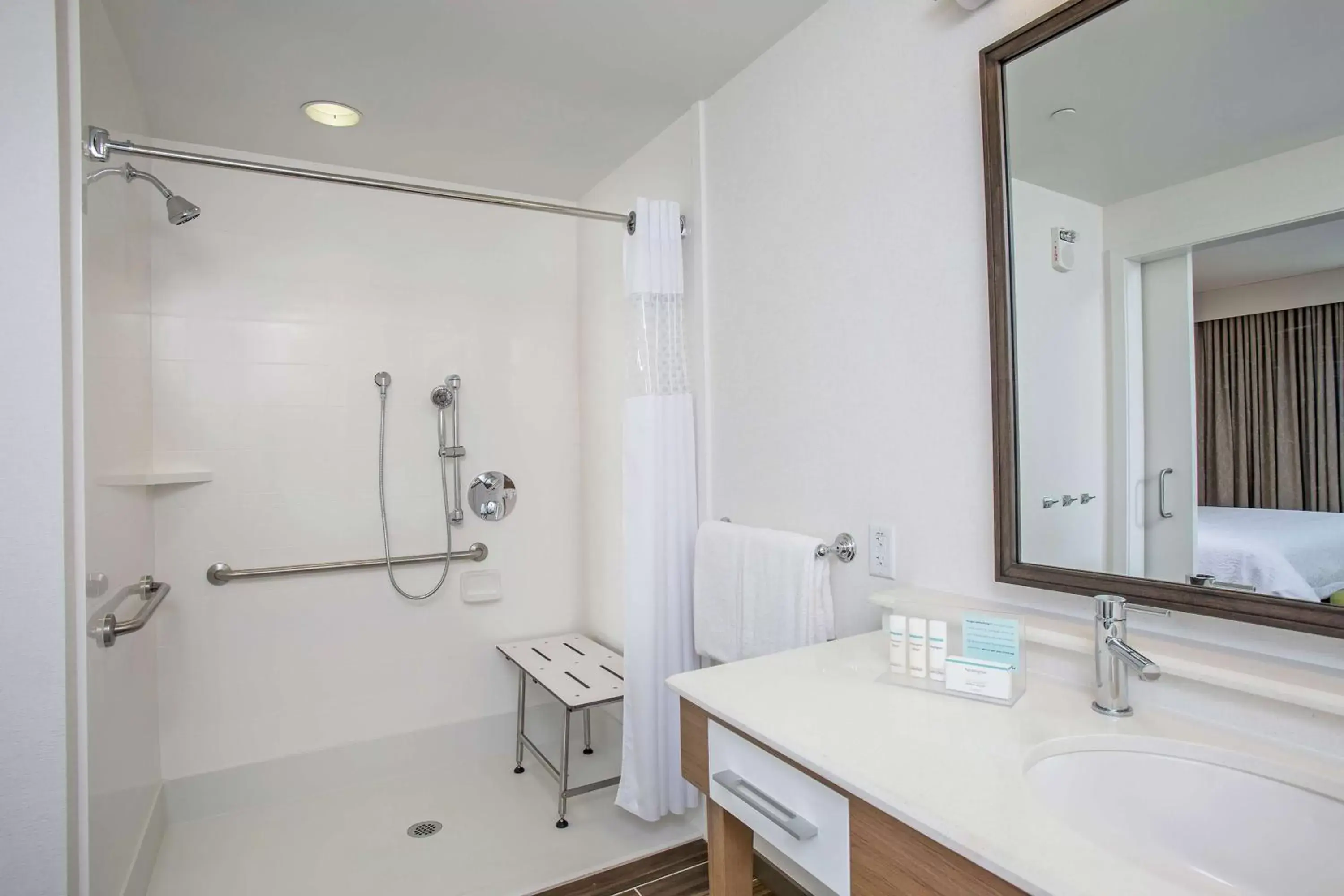 Bathroom in Hampton Inn & Suites Oahu/Kapolei, HI - FREE Breakfast