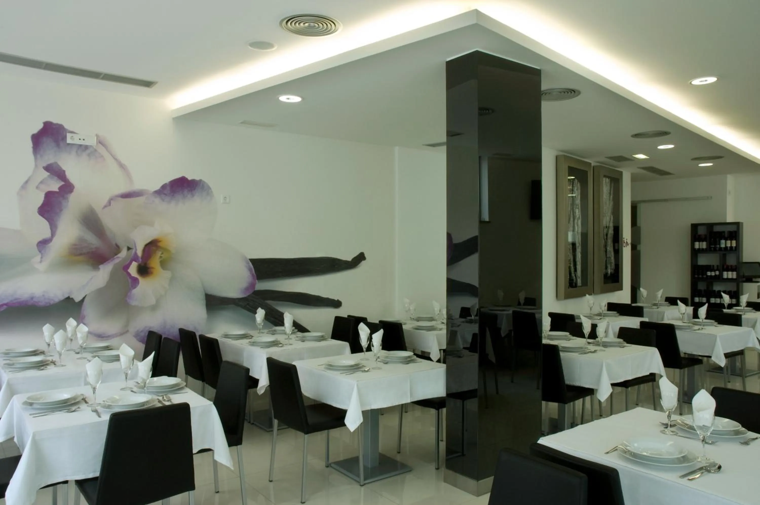 Restaurant/places to eat in Hotel Genesis