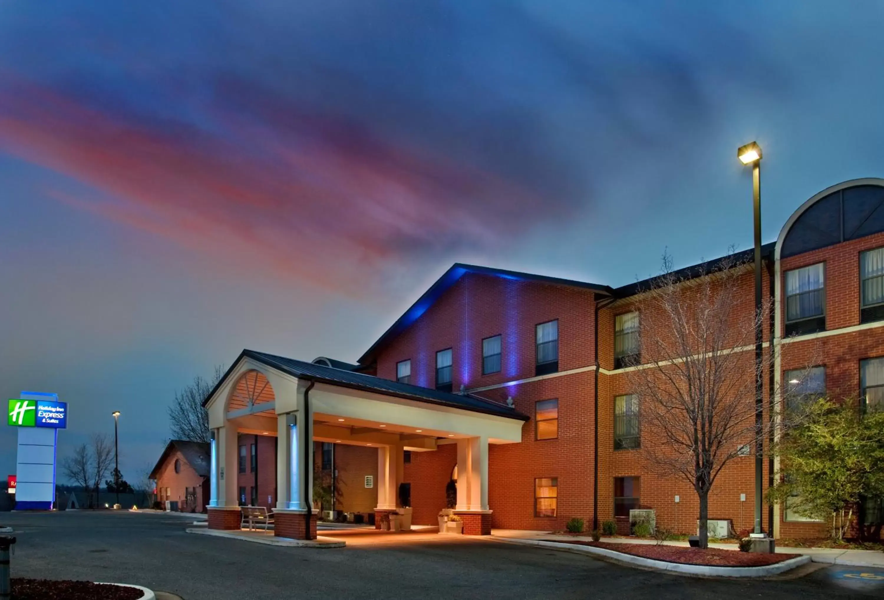 Property Building in Holiday Inn Express & Suites Batesville, an IHG Hotel