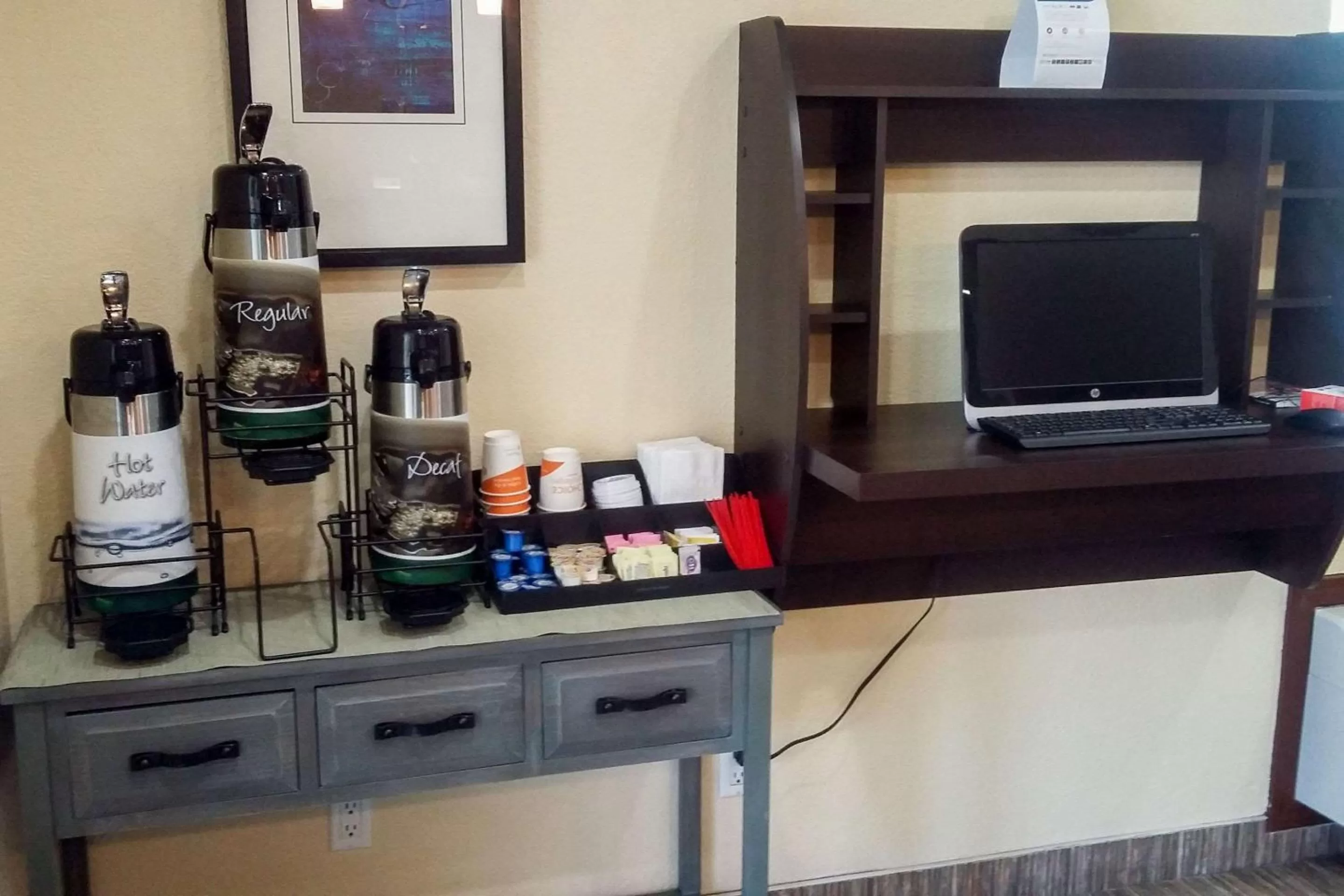 Lobby or reception, TV/Entertainment Center in Quality Inn San Diego I-5 Naval Base