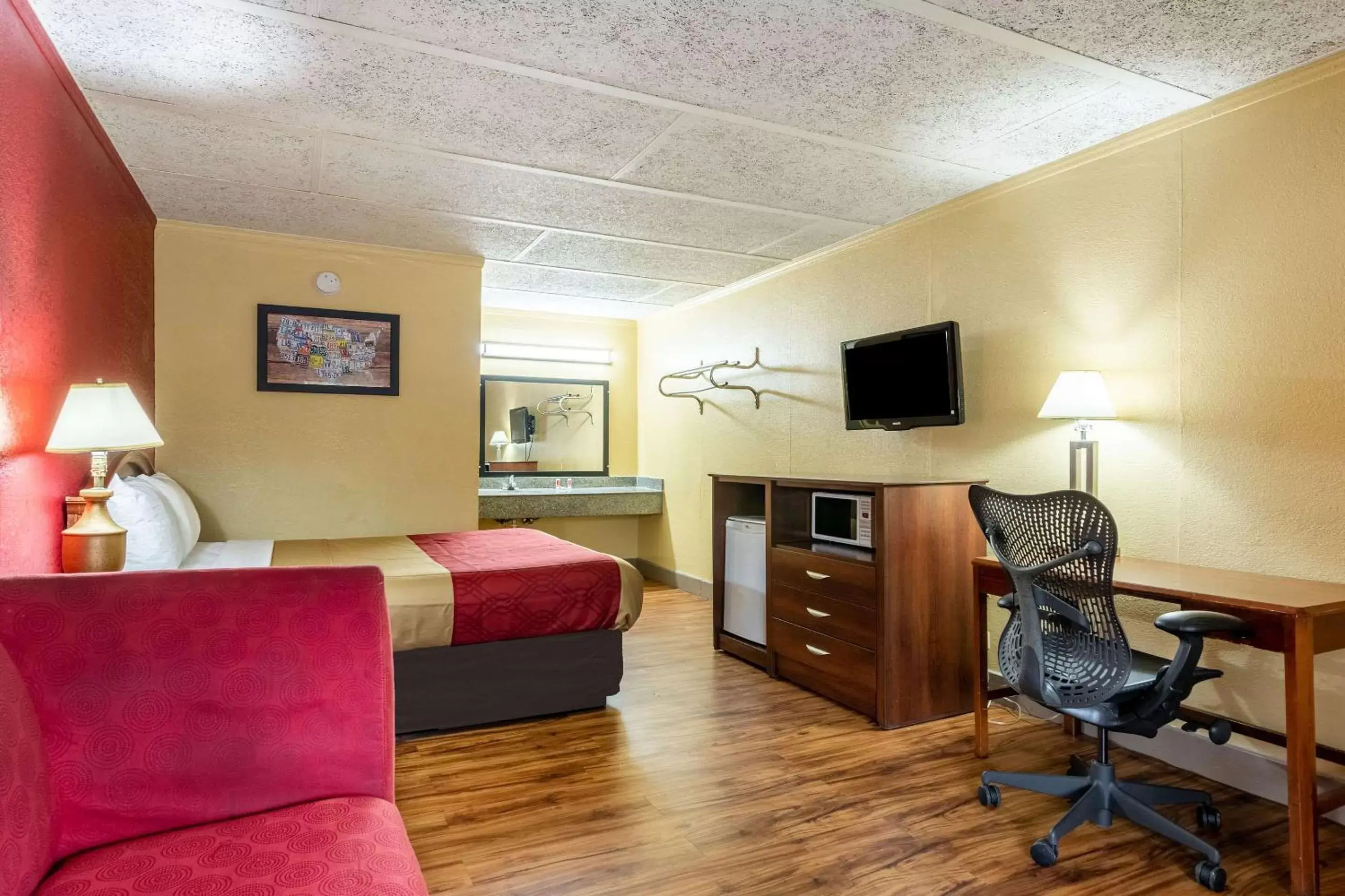 Photo of the whole room, Seating Area in Econo Lodge Charlotte Airport Area