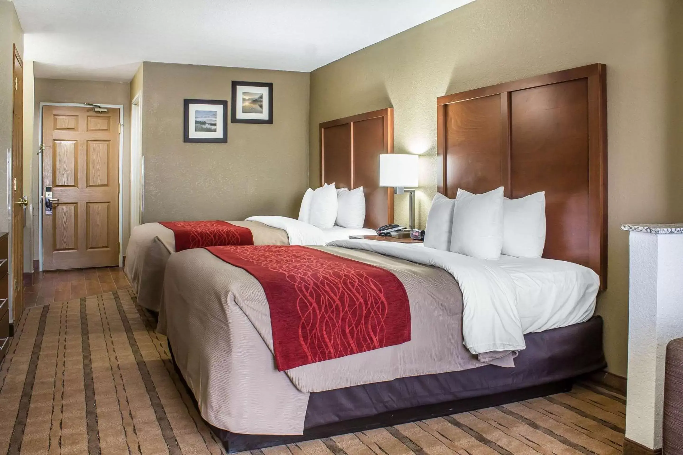 Photo of the whole room, Bed in Comfort Inn & Suites Cedar Rapids North - Collins Road