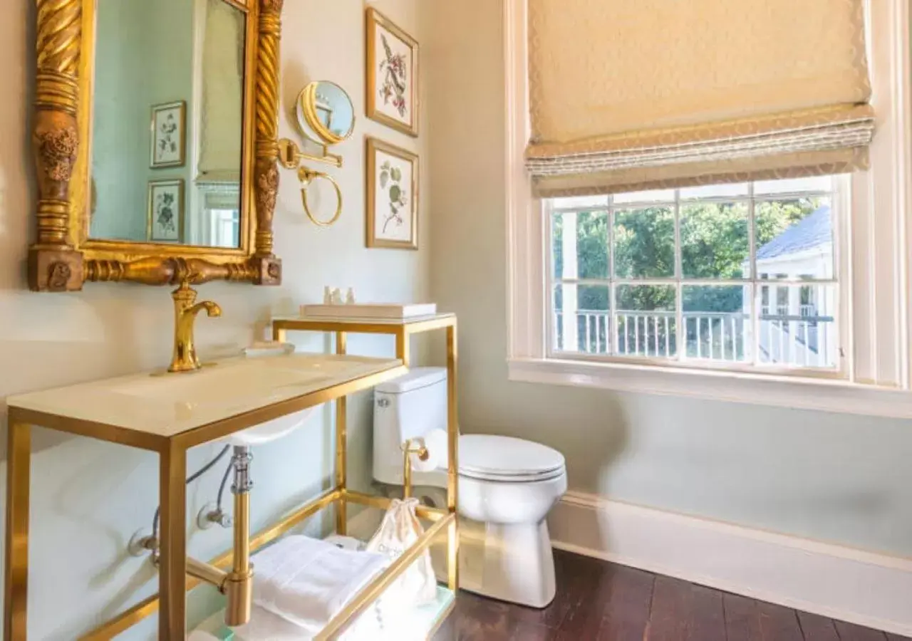 Bathroom in Linden - A Historic Bed and Breakfast