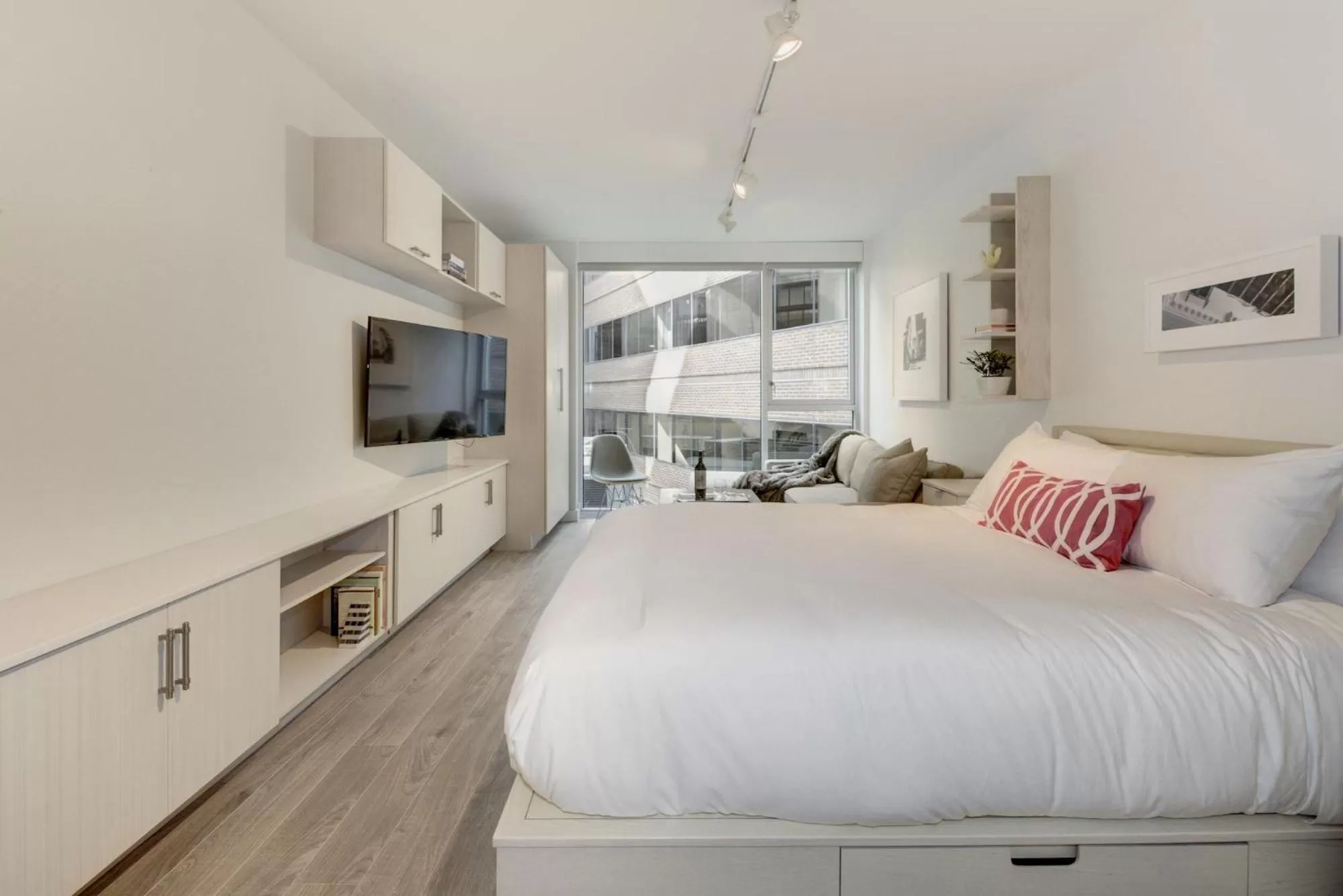 Seating area, Bed in Placemakr Dupont Circle