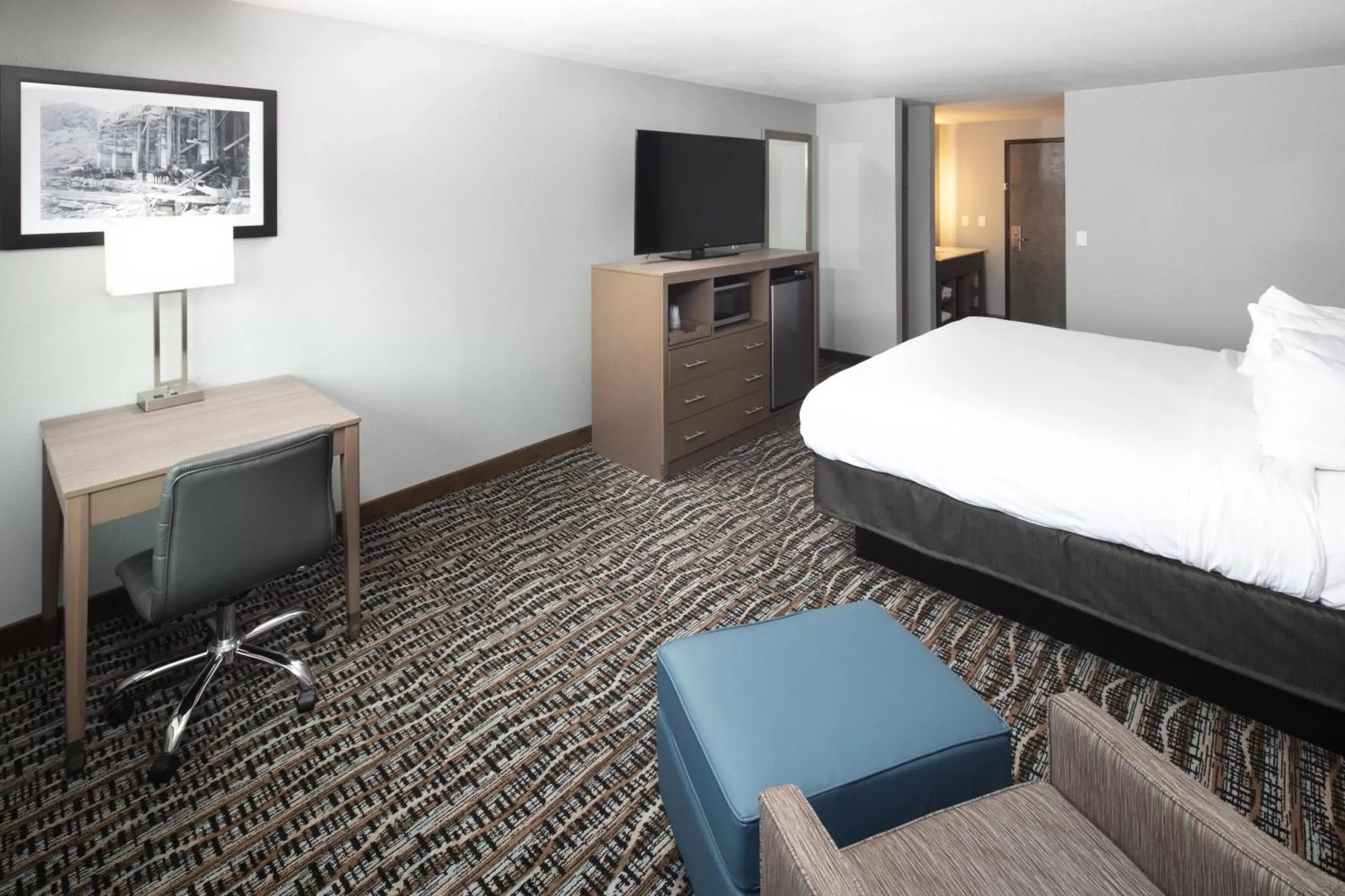 Bed, TV/Entertainment Center in Hotel 28 Boise Airport, Ascend Hotel Collection