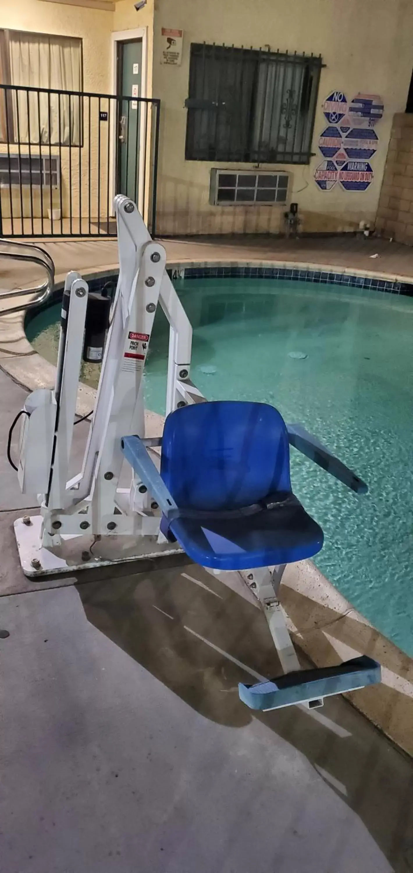 Swimming Pool in Anaheim National Inn