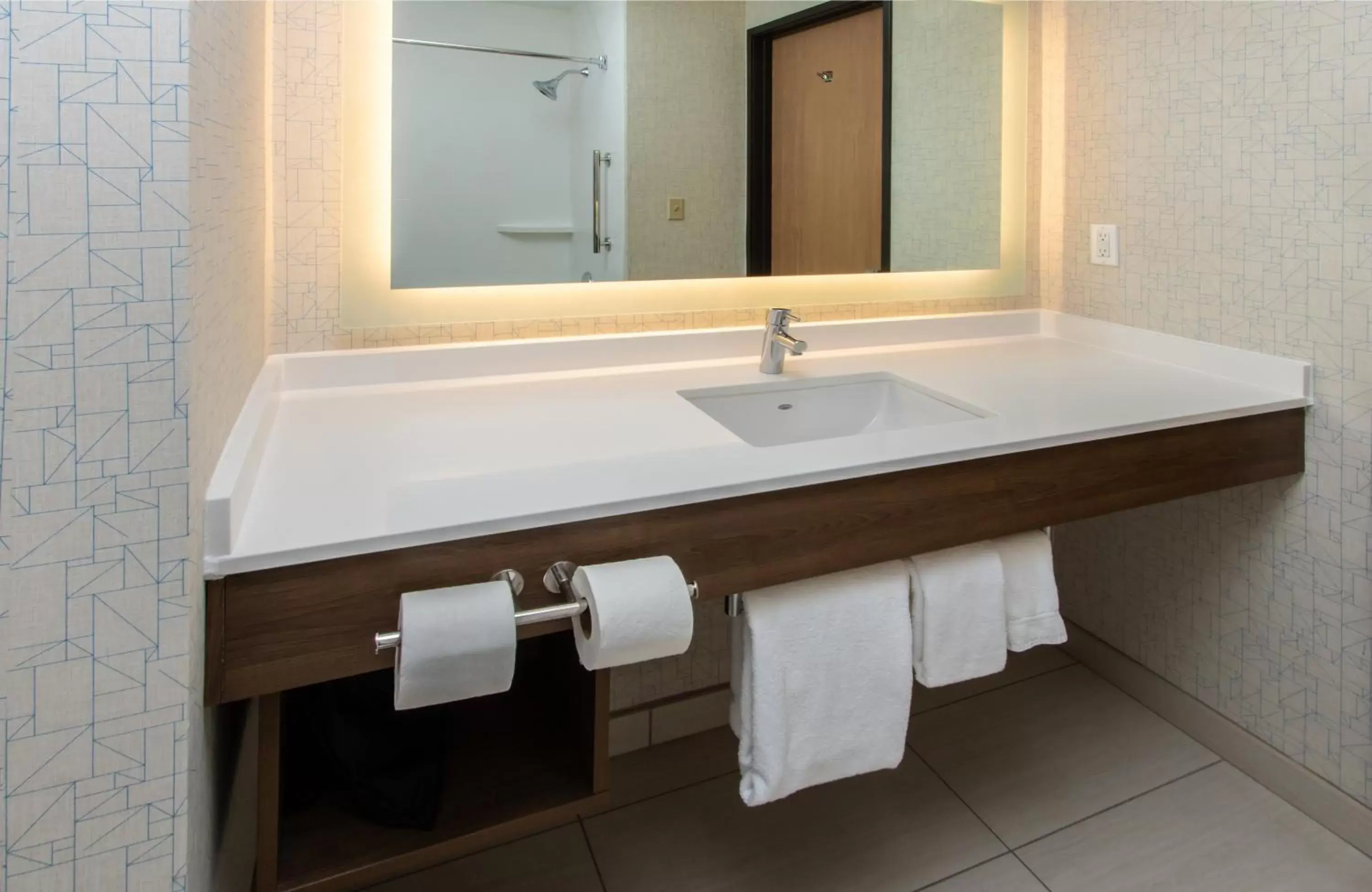 Photo of the whole room, Bathroom in Holiday Inn Express Hotel & Suites Roseville - Galleria Area, an IHG Hotel