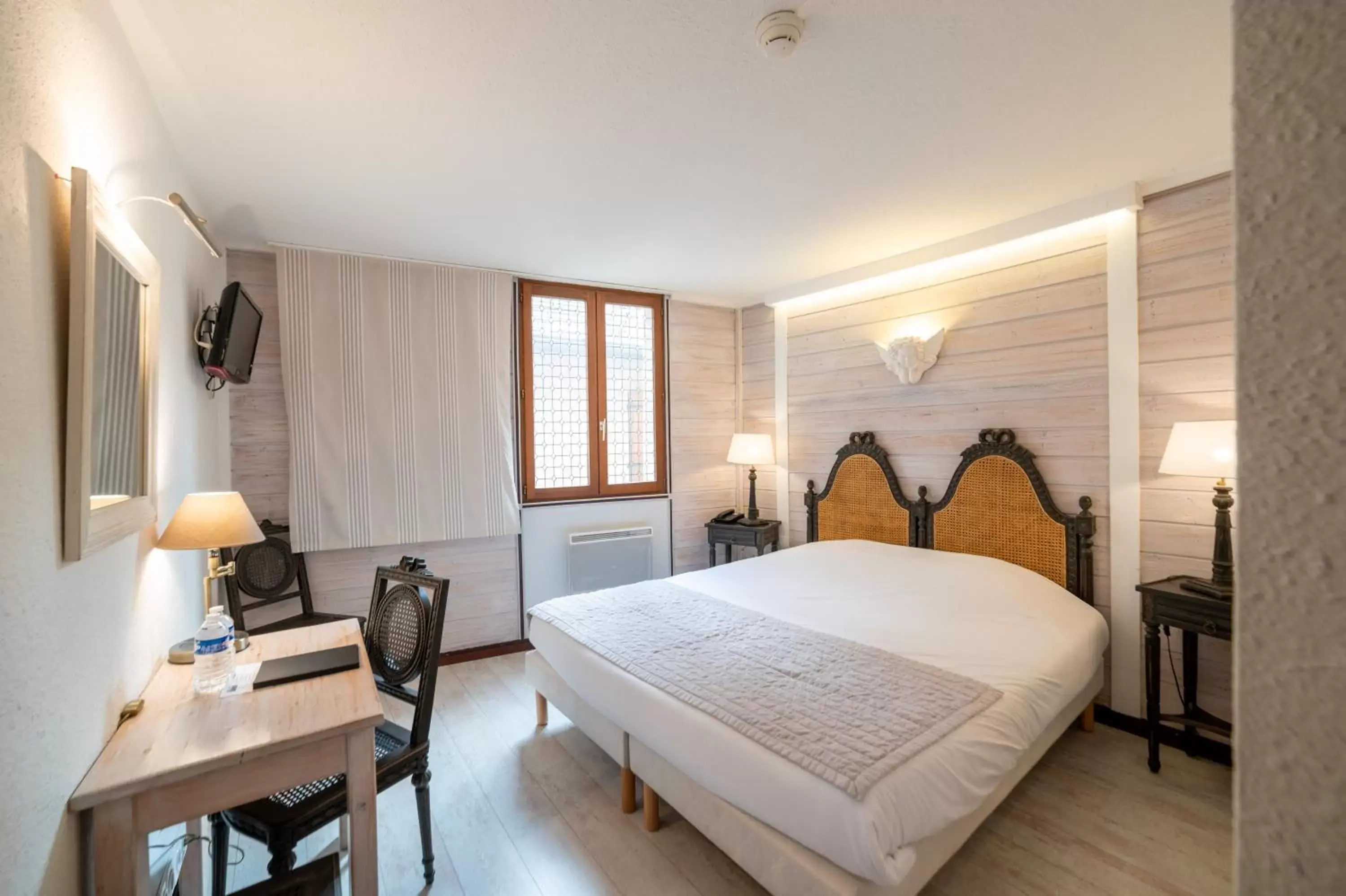 Bed in Logis - Hotel De La Mairie