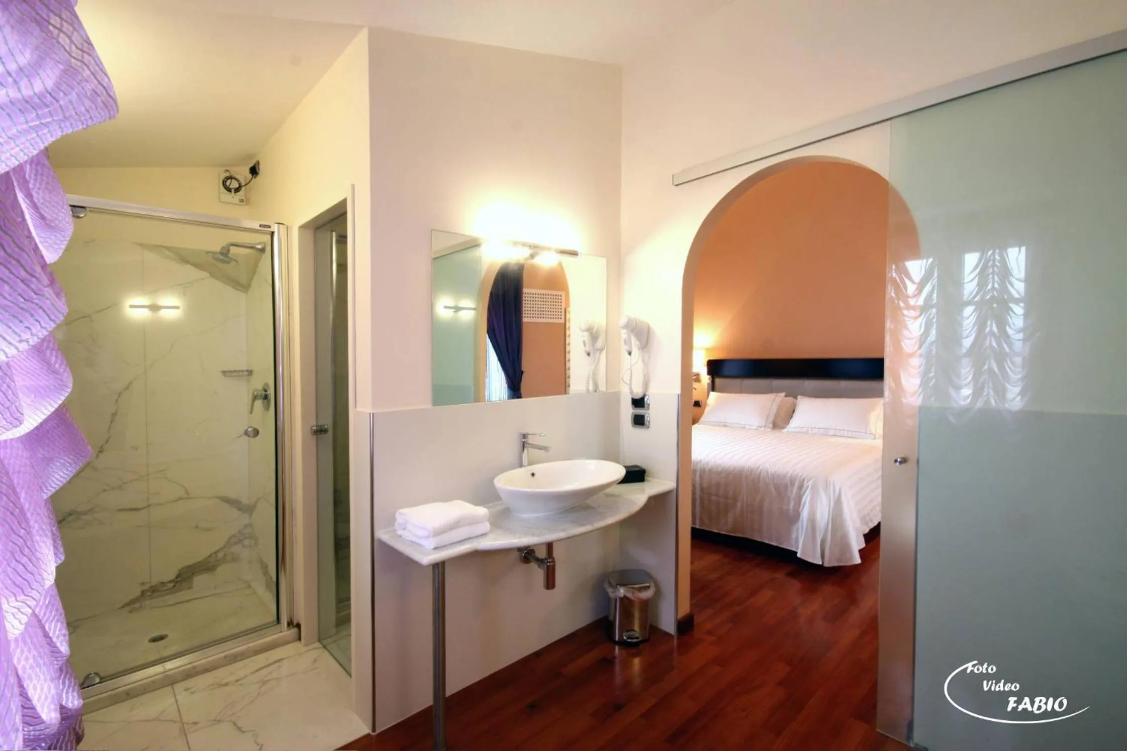 Bathroom, Bed in Sangallo Hotel