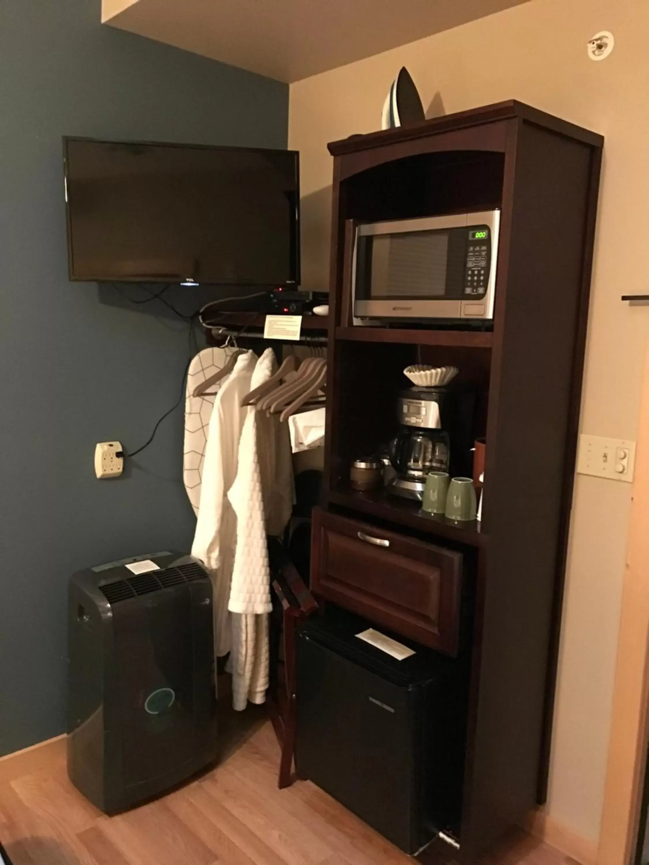 Kitchen or kitchenette, TV/Entertainment Center in Twisp River Suites