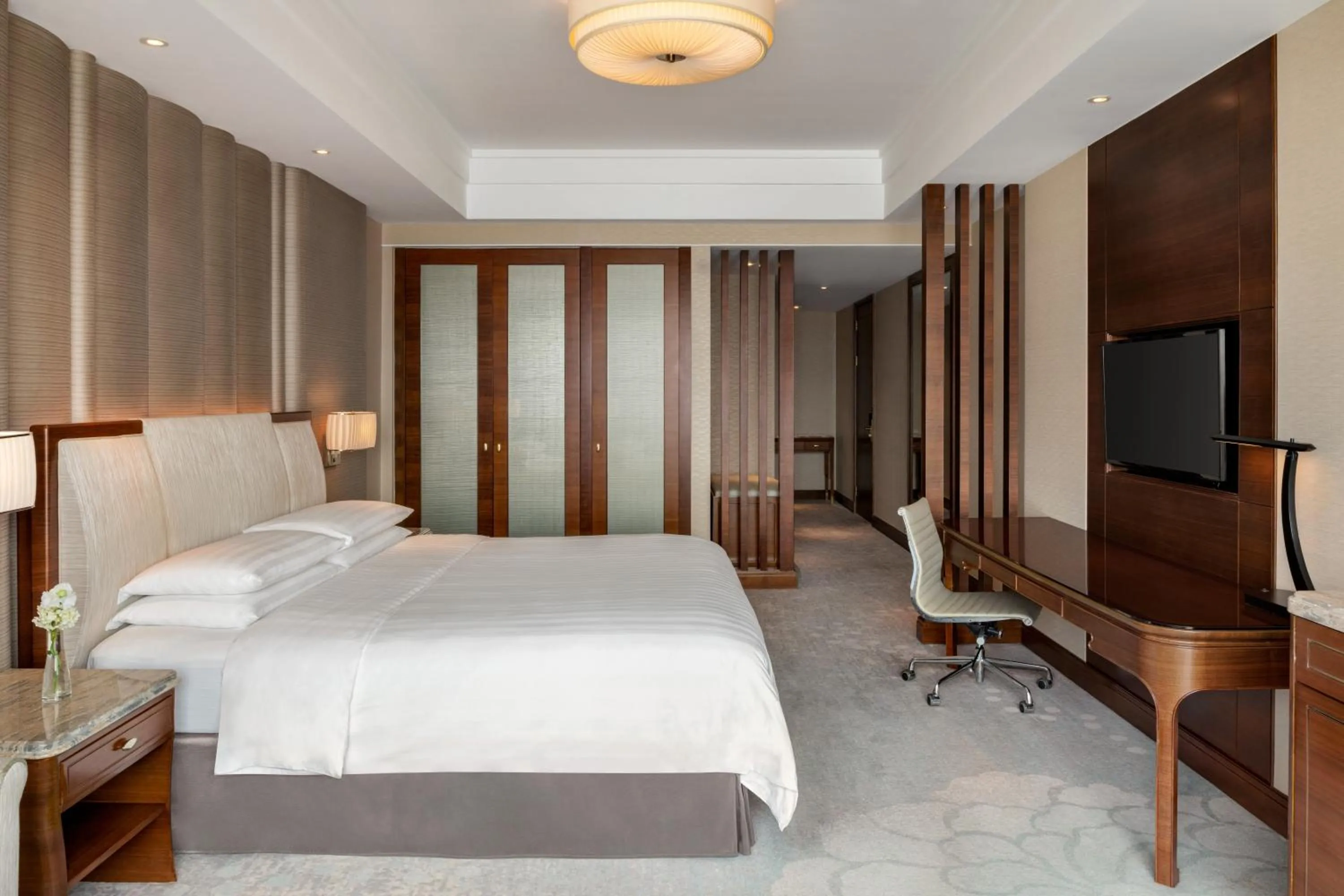 Photo of the whole room, Bed in Shangri-La Nanchang丨All room offer river views Just one stop from the Pavilion of Prince Teng