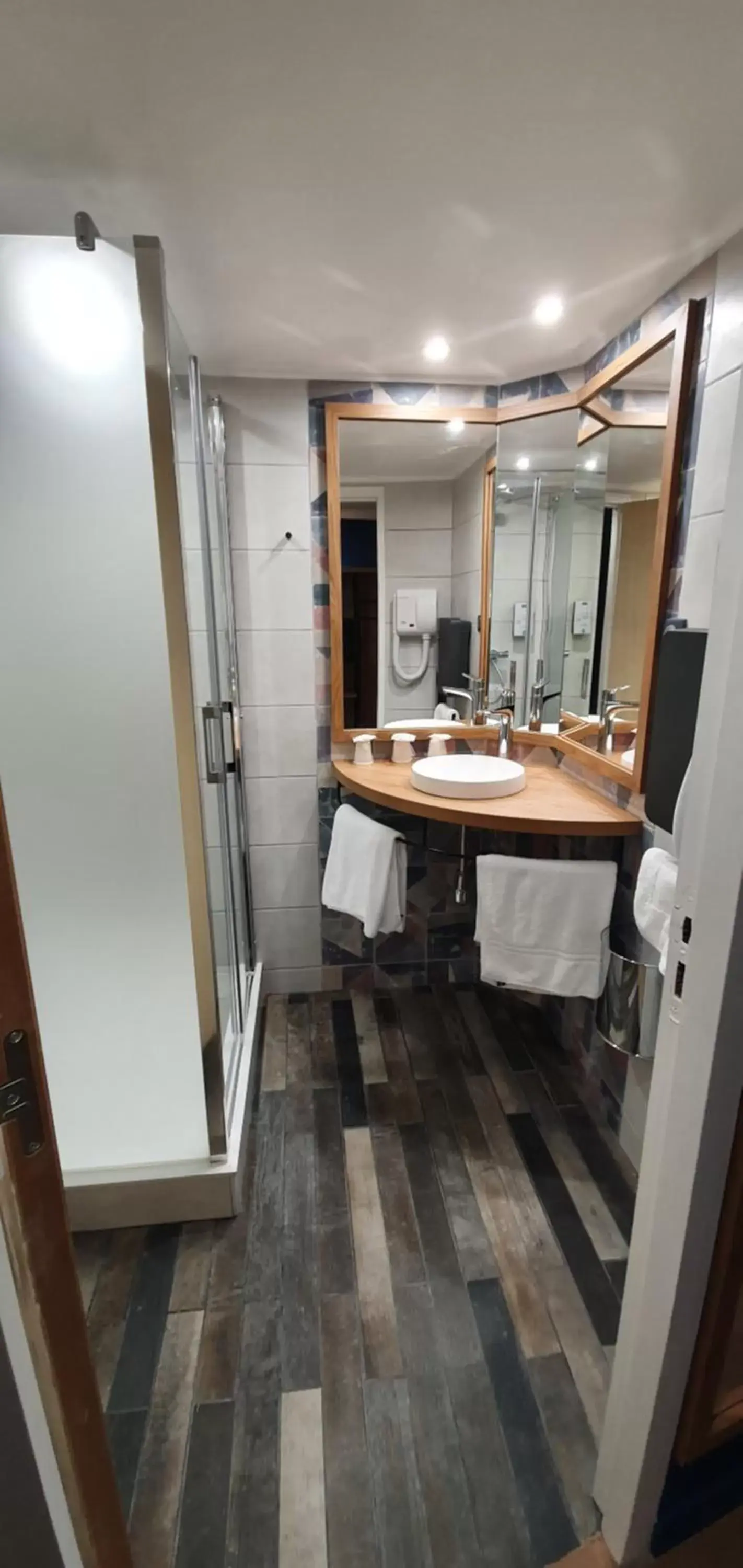 Bathroom in Kyriad Aix Les Milles - Plan de Campagne Bathroom in Kyriad Aix Les Milles - Plan de Campagne