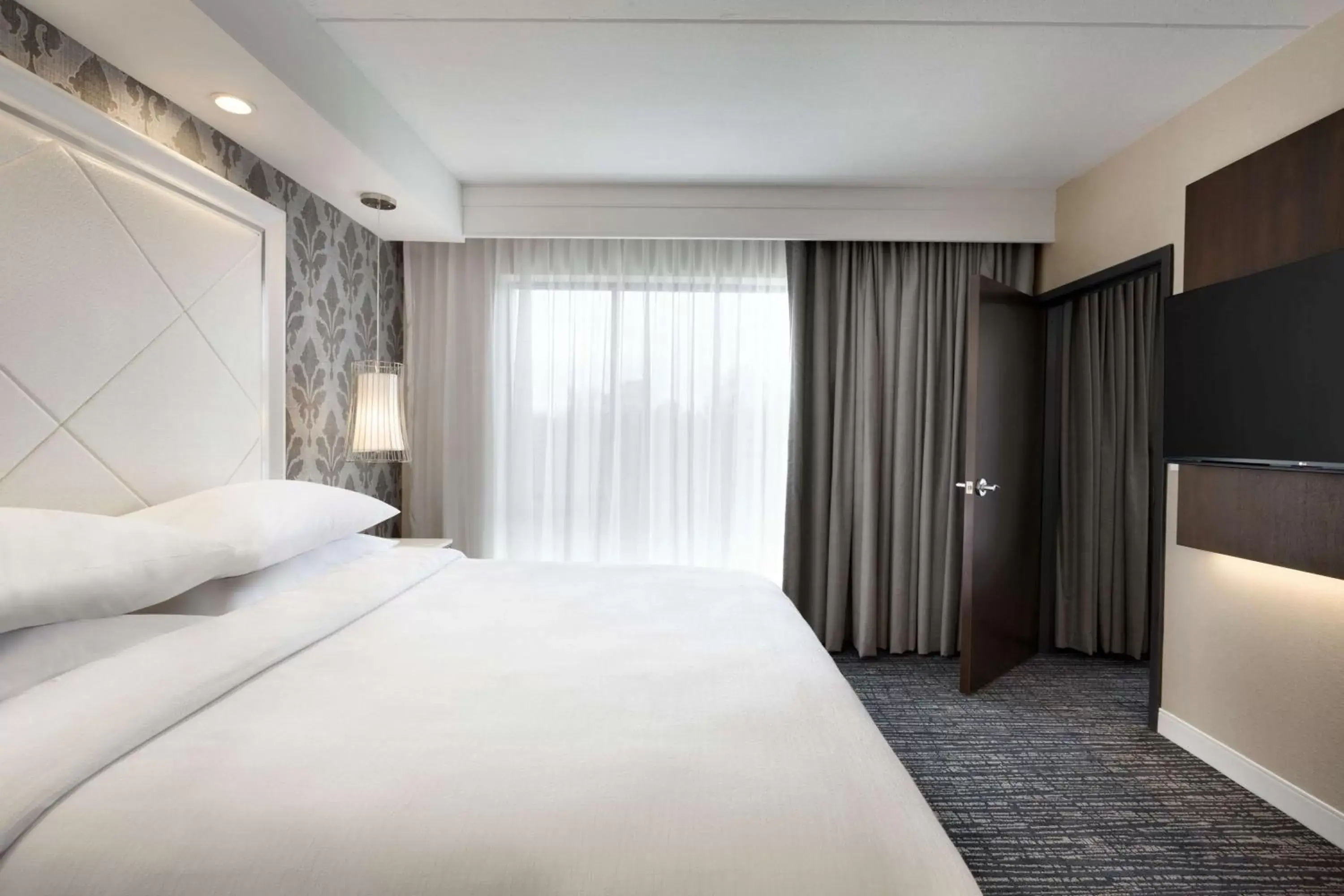 Bedroom, Bed in Embassy Suites by Hilton Atlanta NE Gwinnett Sugarloaf