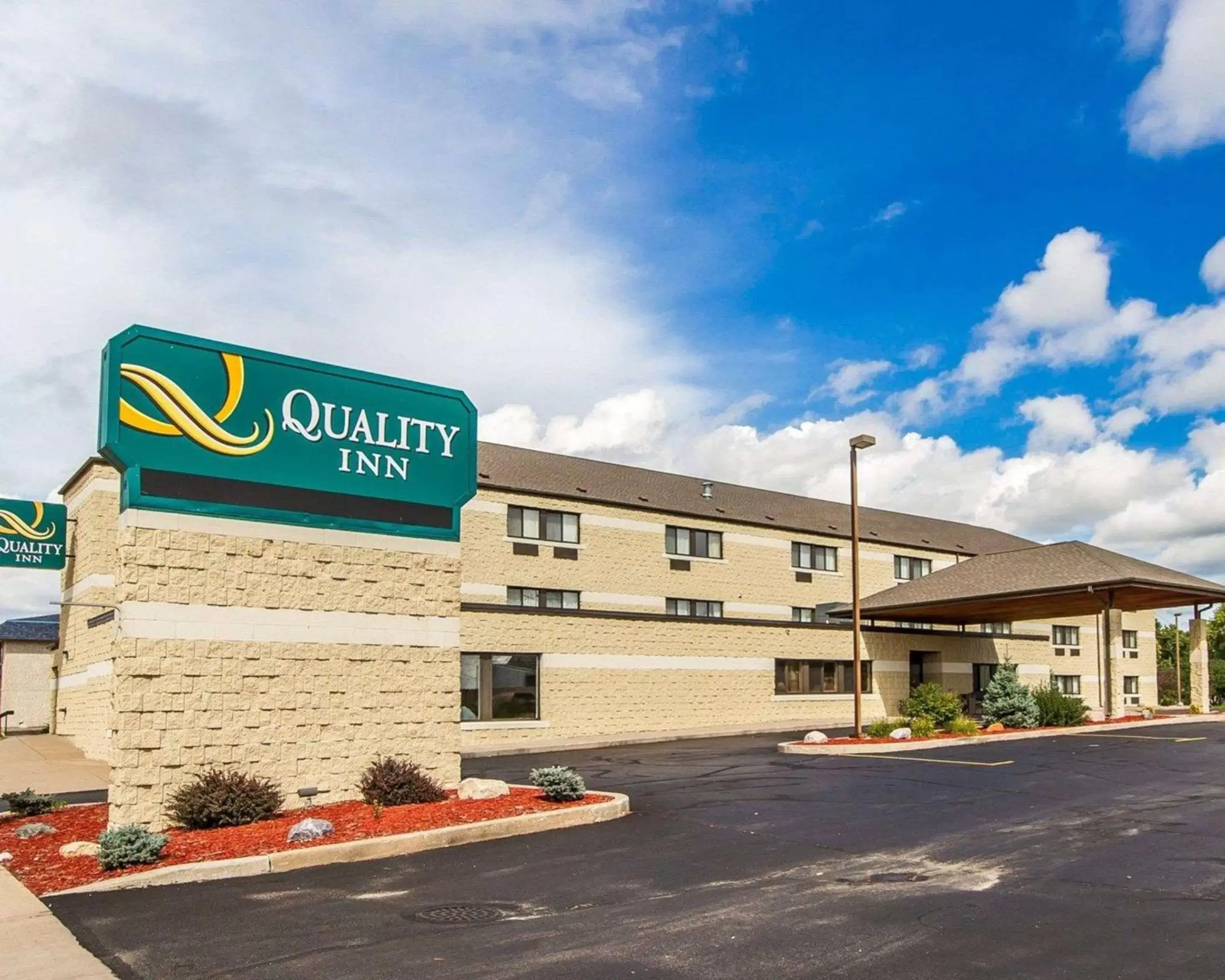 Property building in Quality Inn Property building in Quality Inn