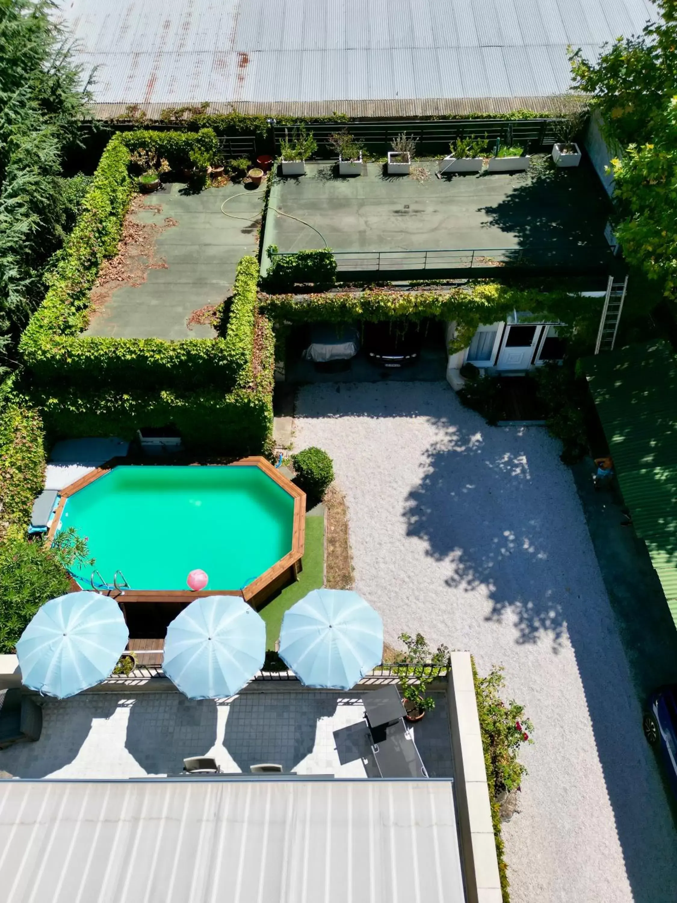 Pool View in B&B "Clos Feuillat"