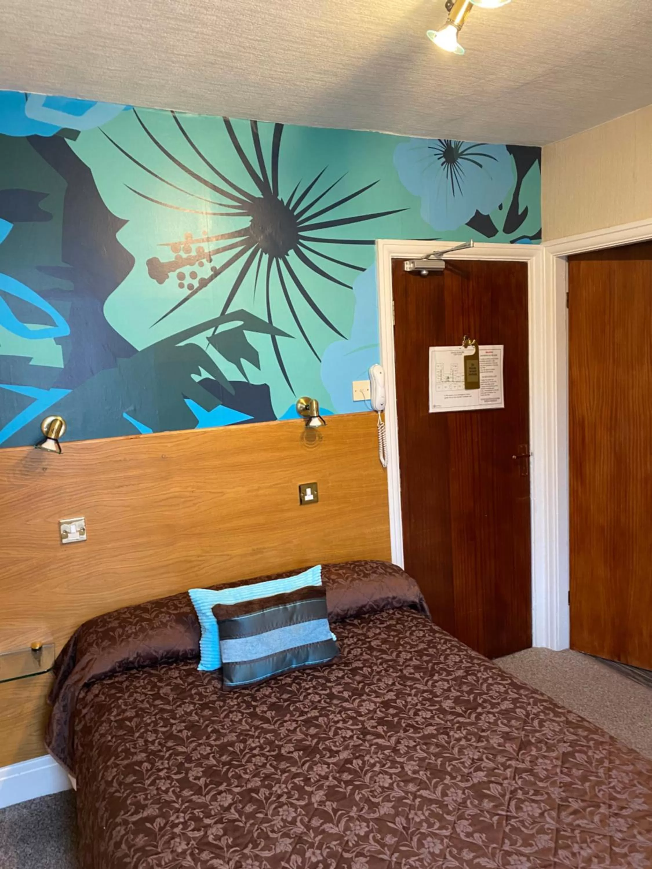 Bedroom, Bed in Park Manor Hotel