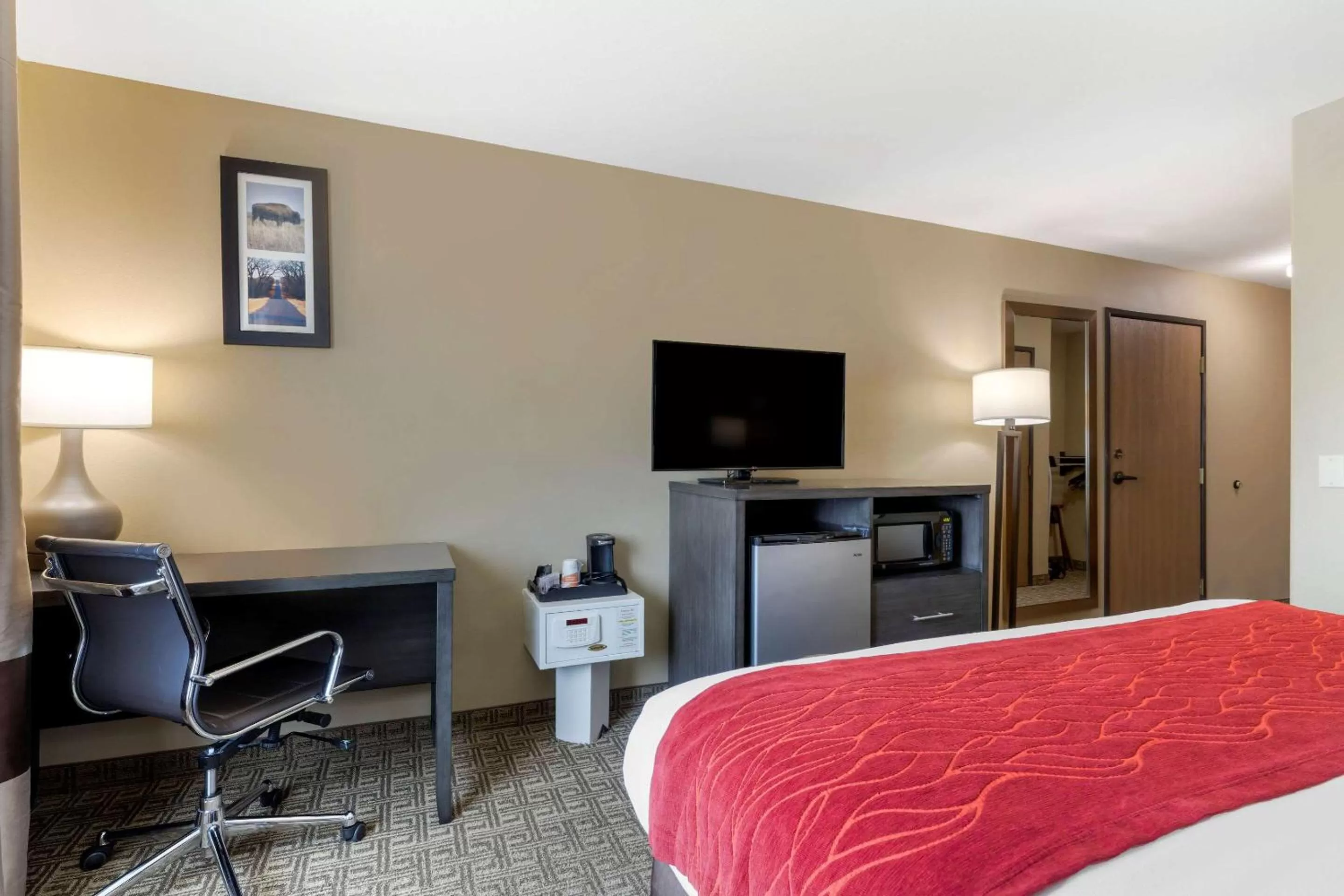 Photo of the whole room, Bed in Comfort Inn & Suites Ponca City near Marland Mansion