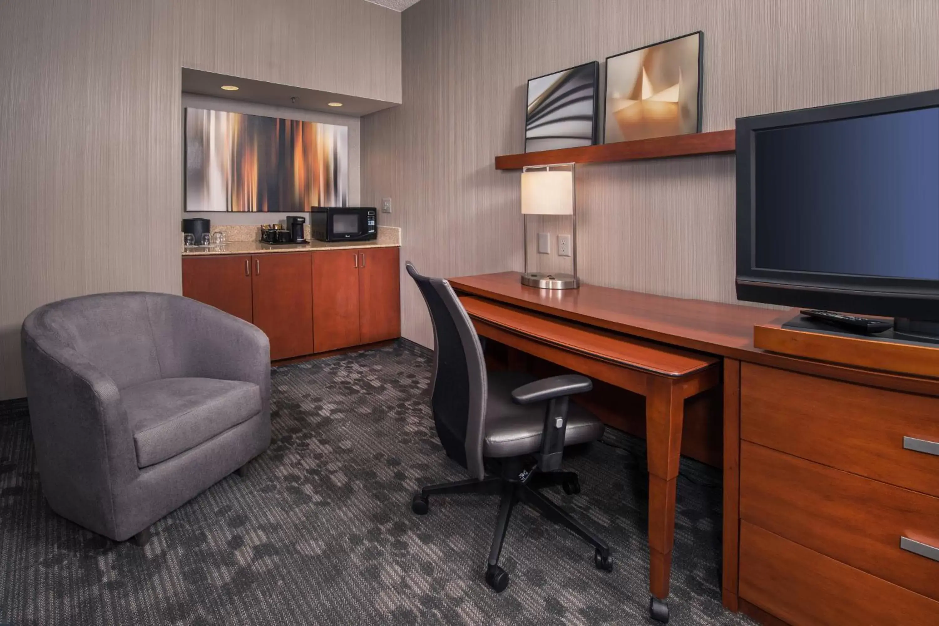 Kitchen or kitchenette, TV/Entertainment Center in Courtyard by Marriott Dulles Airport Chantilly