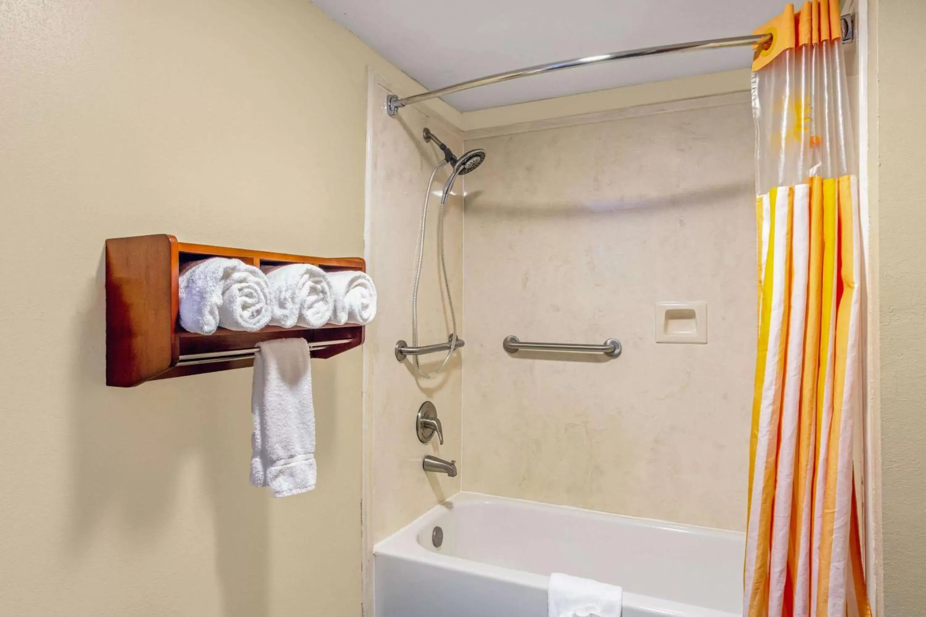 Bathroom in La Quinta Inn by Wyndham Moss Point - Pascagoula