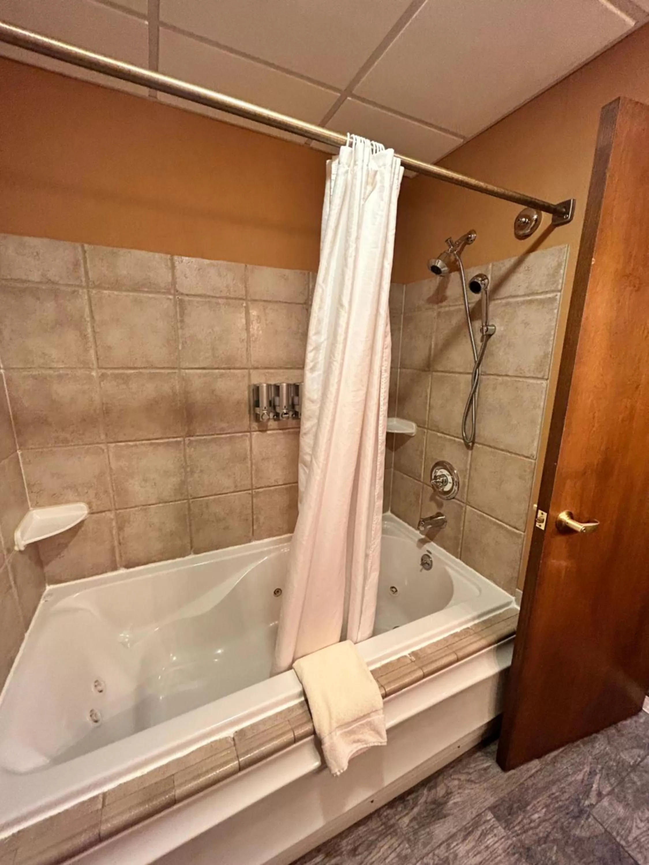 Bath in The Common Man Inn, Spa & Lodge