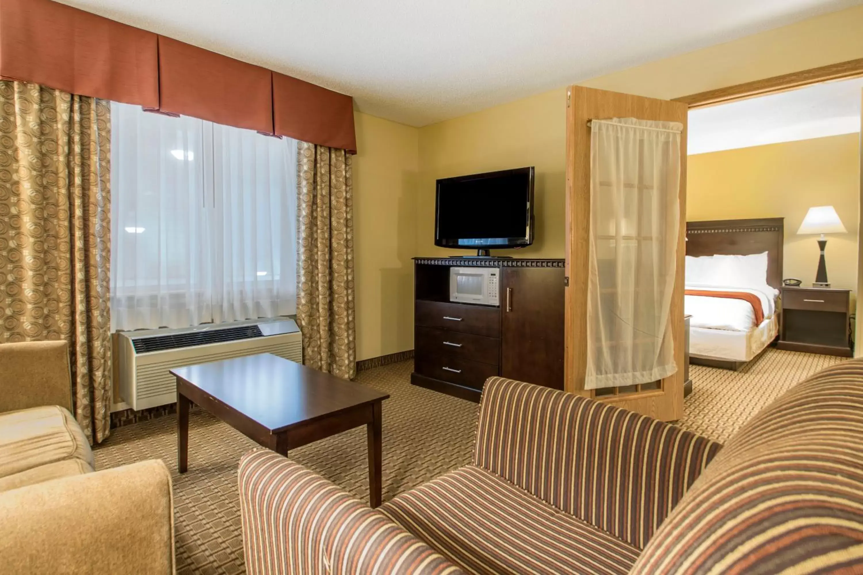 Communal lounge/ TV room, TV/Entertainment Center in Comfort Suites Wisconsin Dells Area