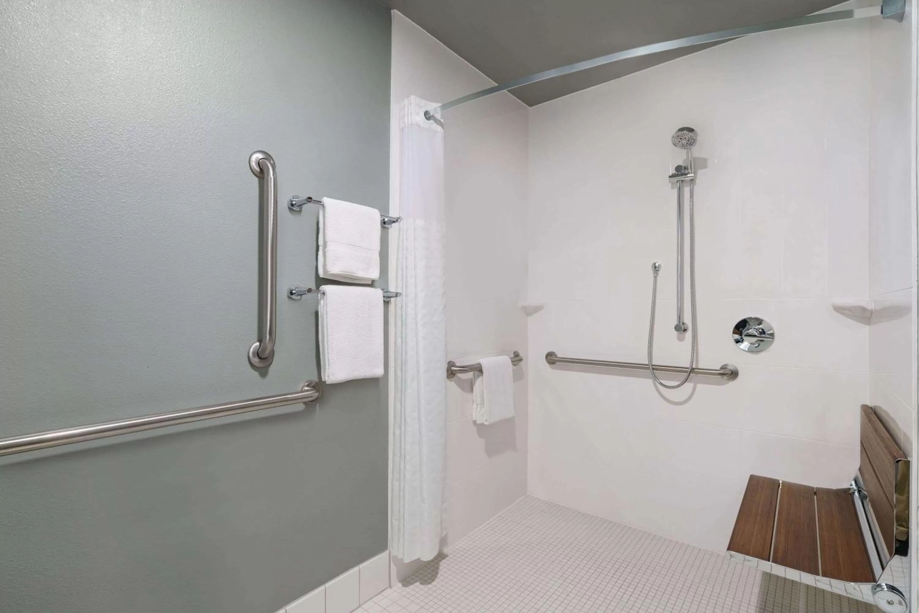 Shower in La Quinta Inn & Suites by Wyndham Springfield