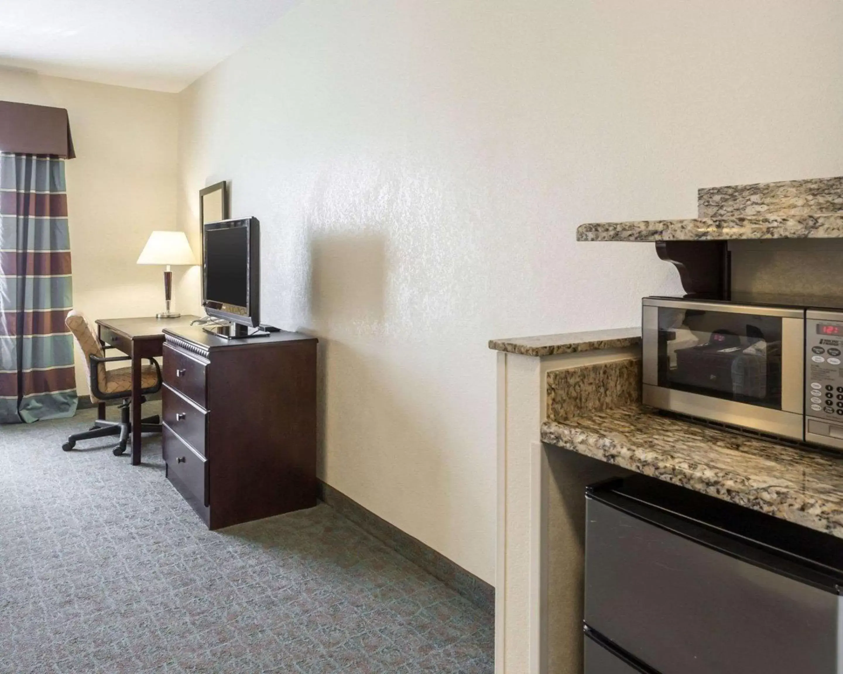 Photo of the whole room, TV/Entertainment Center in Quality Inn Donaldsonville - Gonzales