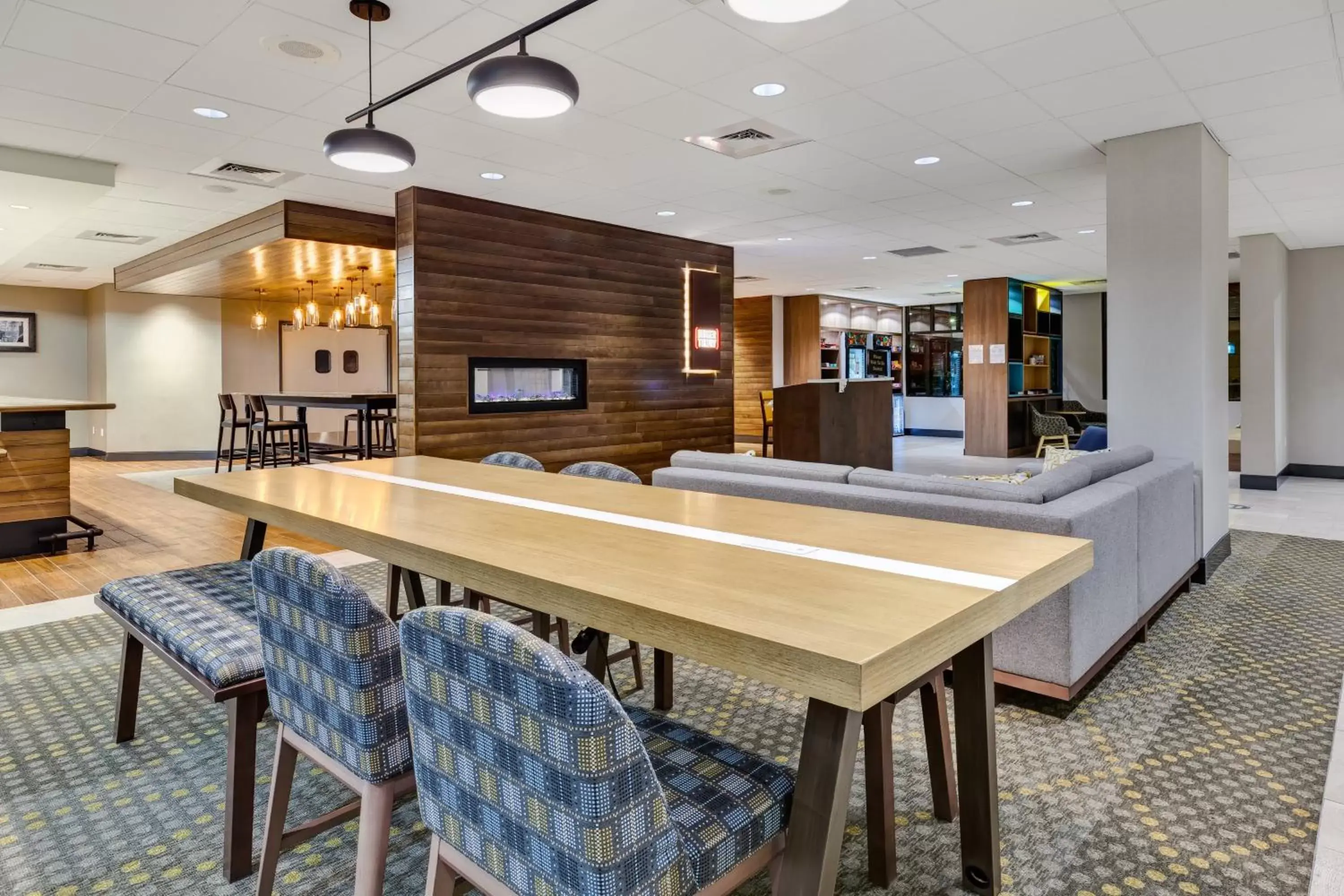 Property building, Lounge/Bar in Holiday Inn Grand Rapids Downtown, an IHG Hotel