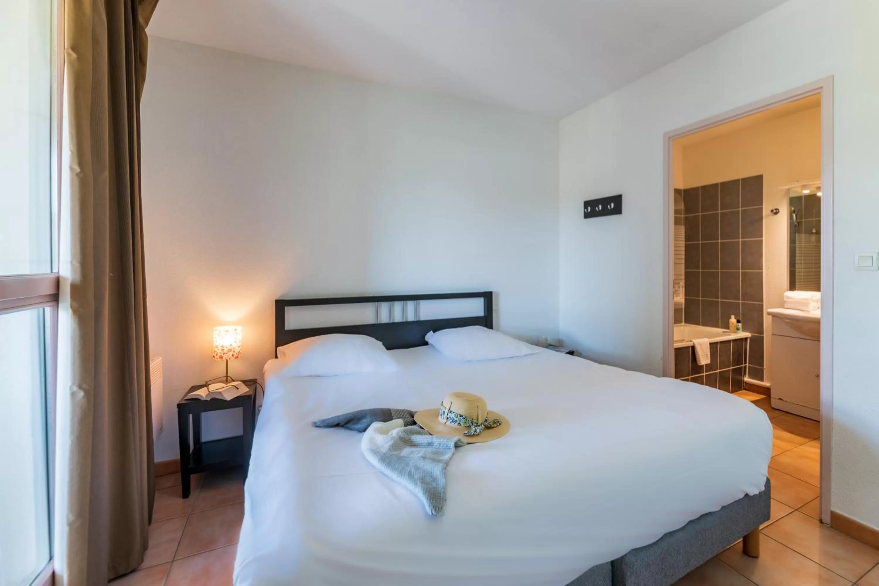 Photo of the whole room, Bed in Cerise Carcassonne Sud