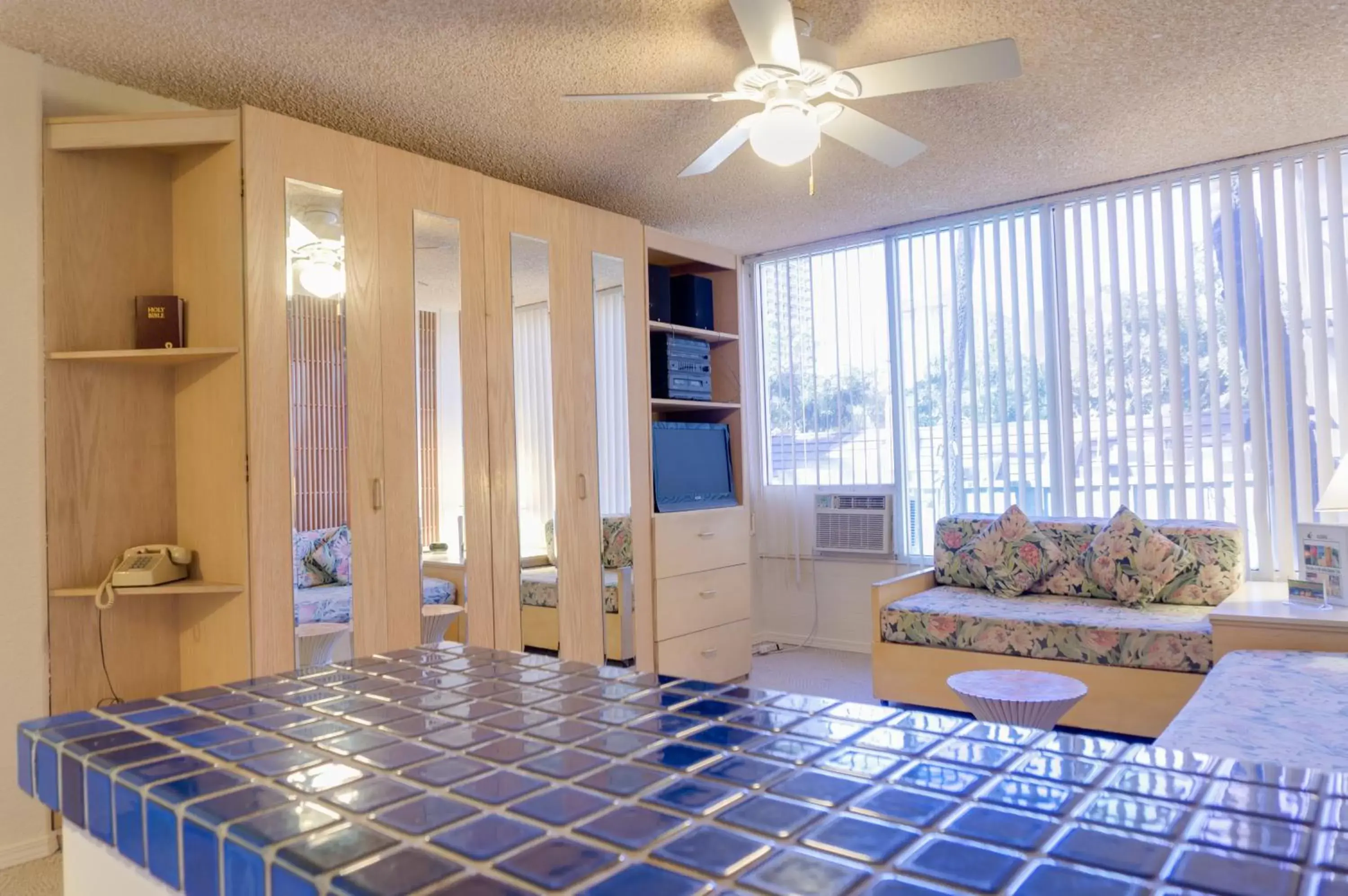 Living room in Kuhio Banyan Hotel (with Kitchenettes) Living room in Kuhio Banyan Hotel (with Kitchenettes)